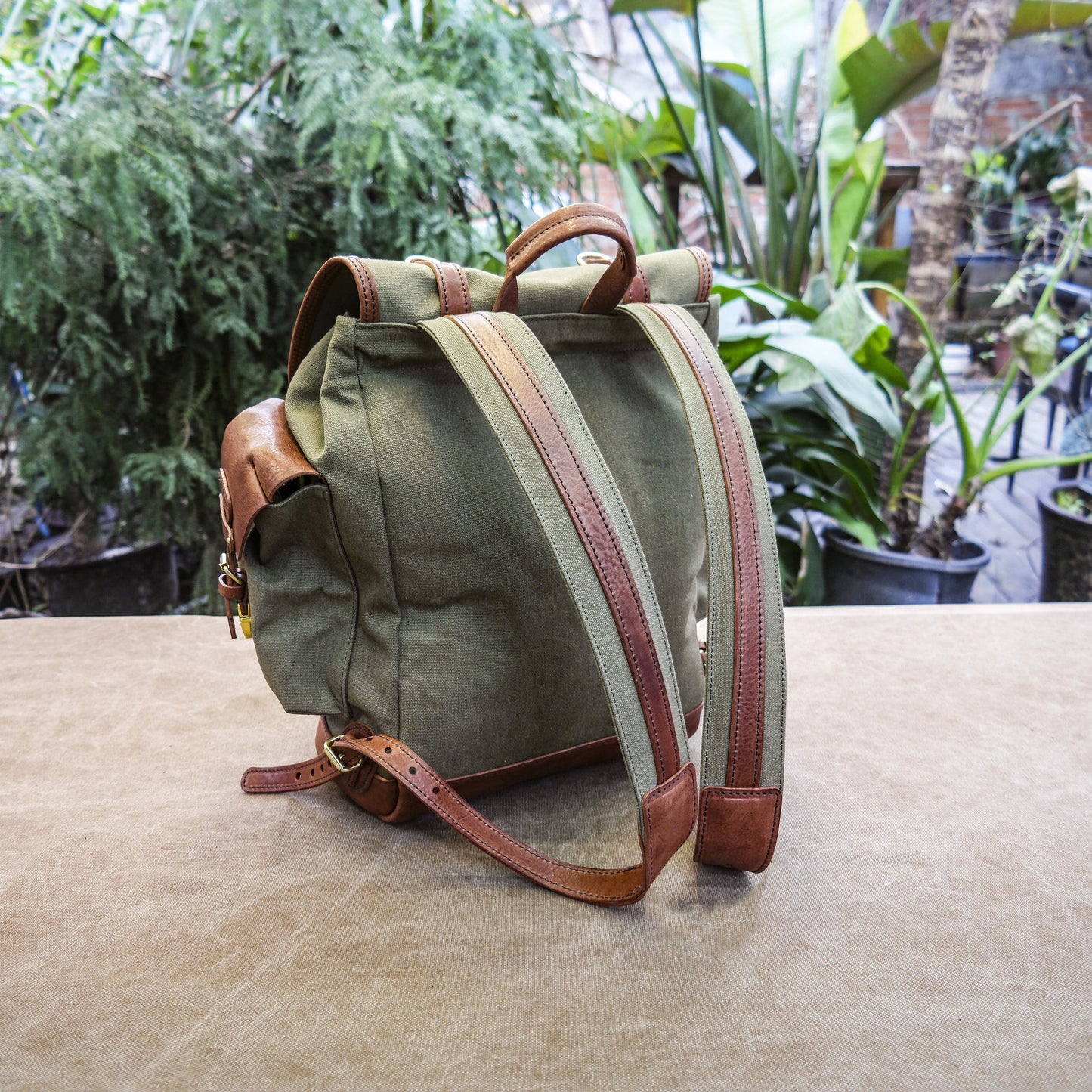 Cowhide canvas backpack, daily commuting and short distance travel backpack