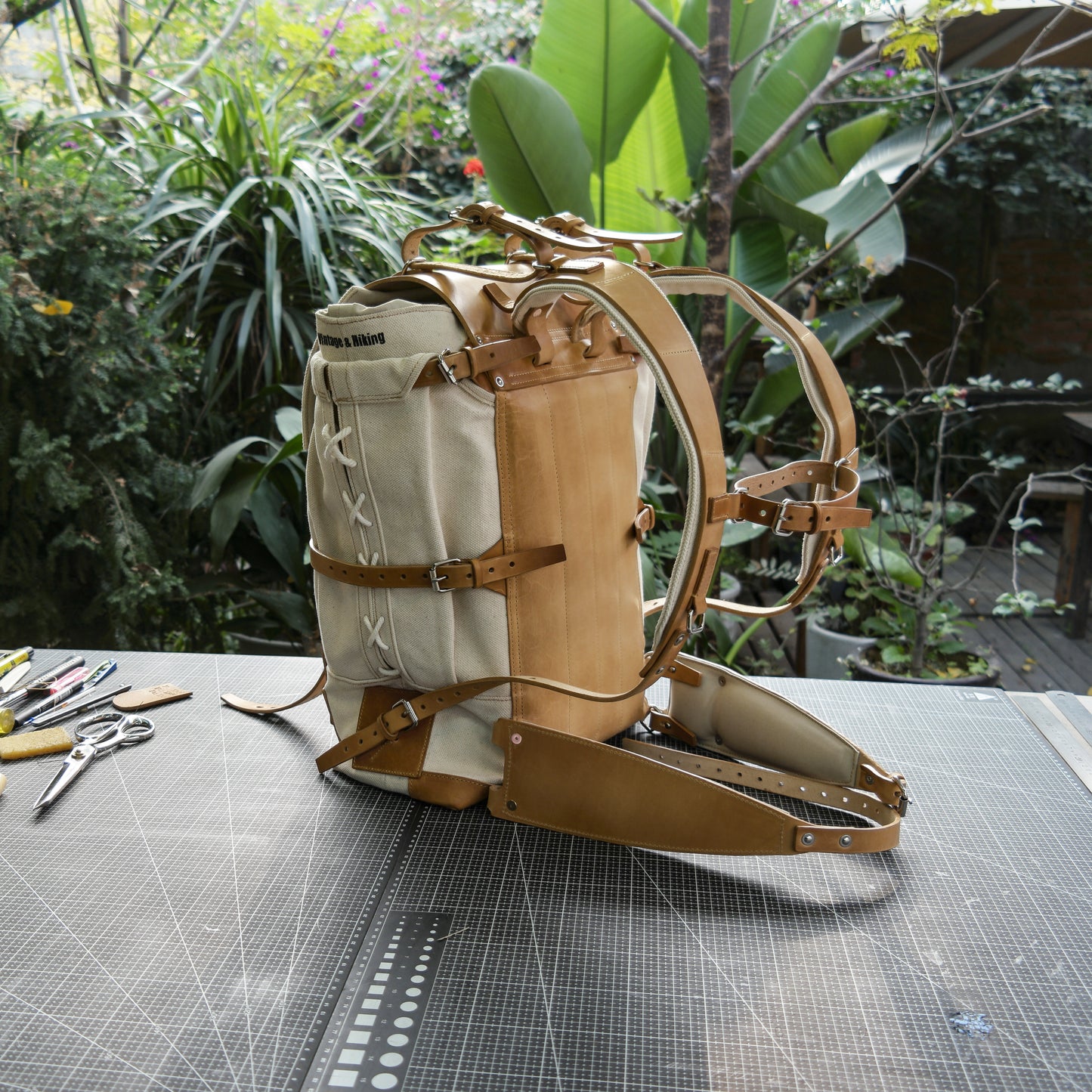 Canvas and leather 45 liter ski backpack, suitable for travel, camping, hunting, skiing, hiking