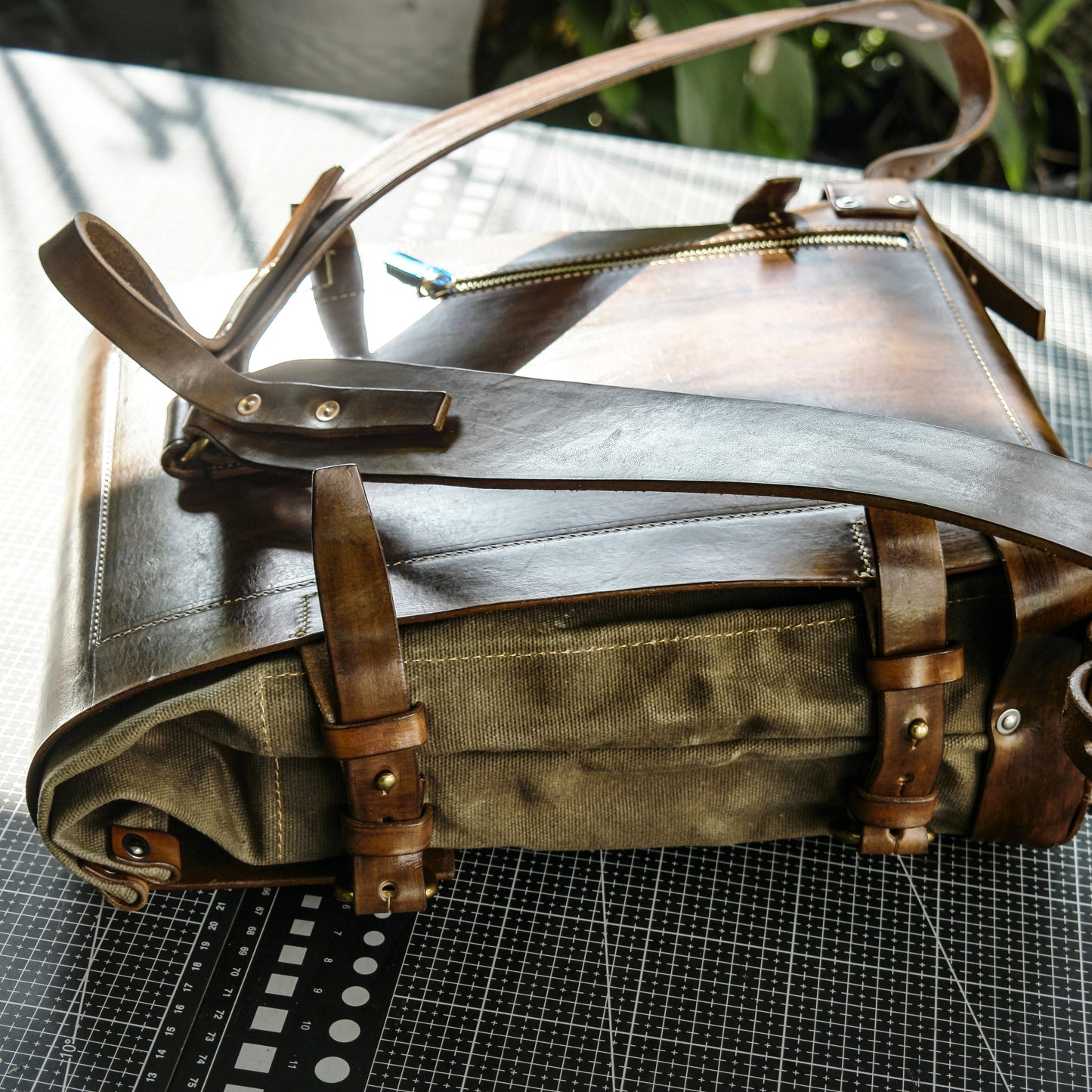 Plant tanned cowhide handmade coloring+oil wax canvas=Retro backpack