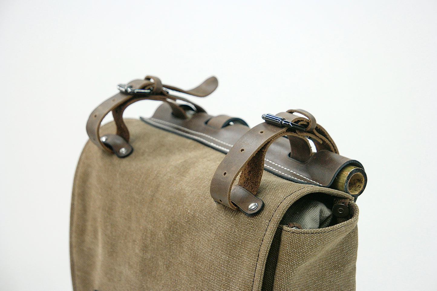 Leather Canvas Backpack for hiking, camping and camping that can expand the hanging and binding of goods