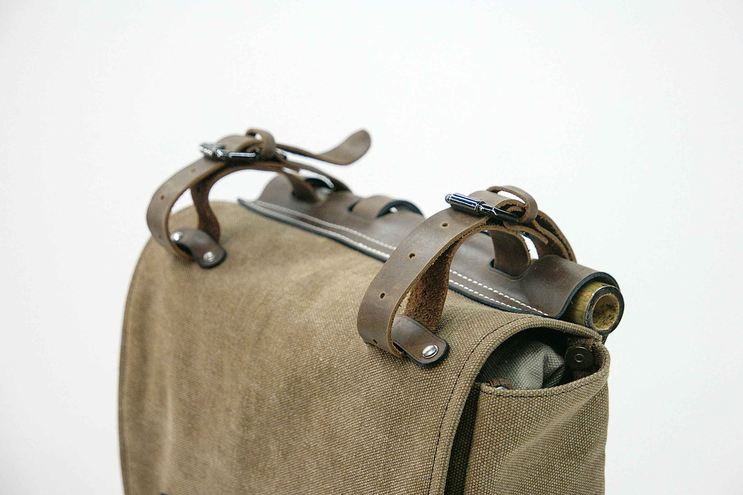 Leather Canvas Backpack for hiking, camping and camping that can expand the hanging and binding of goods