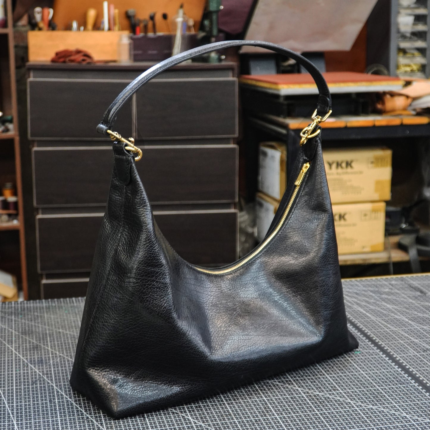 Ladies' cowhide single shoulder handbag pattern