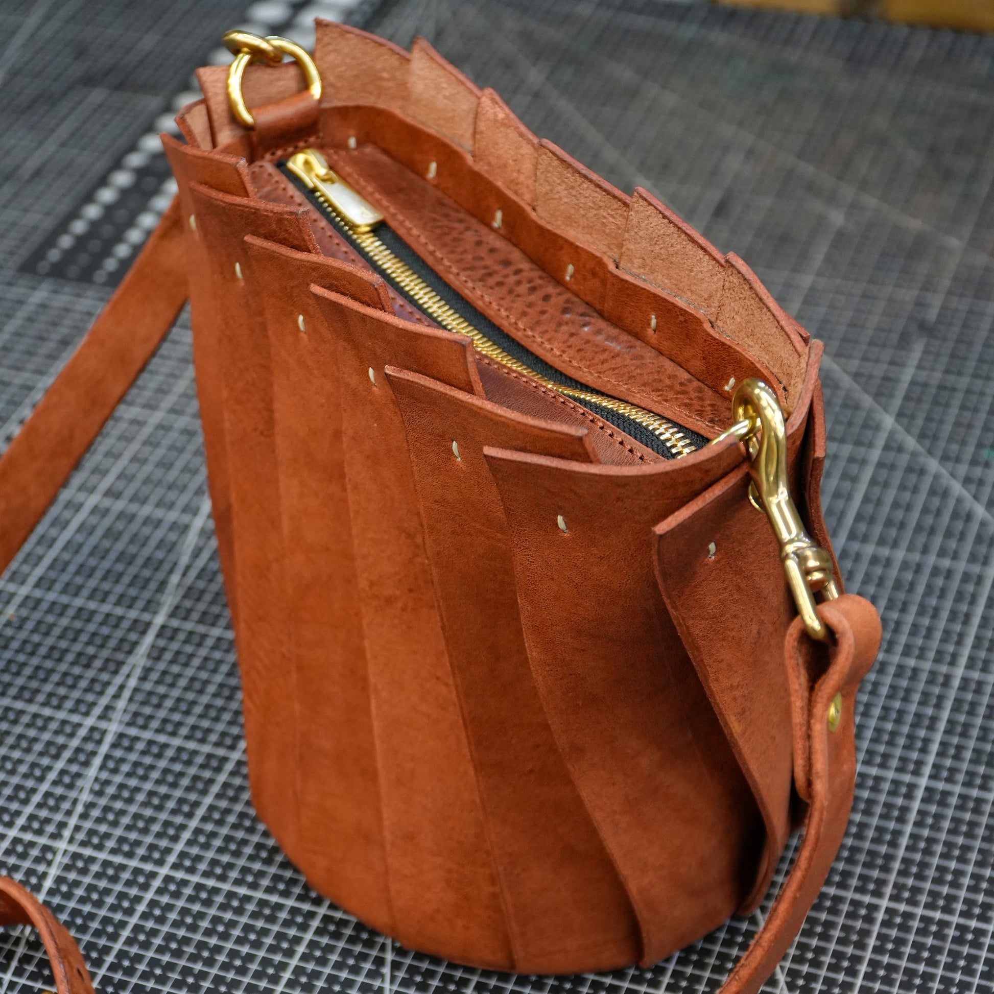 Vegetable Tanned Leather Bucket Bag NV-3 | Custom Engraving | Oakisma