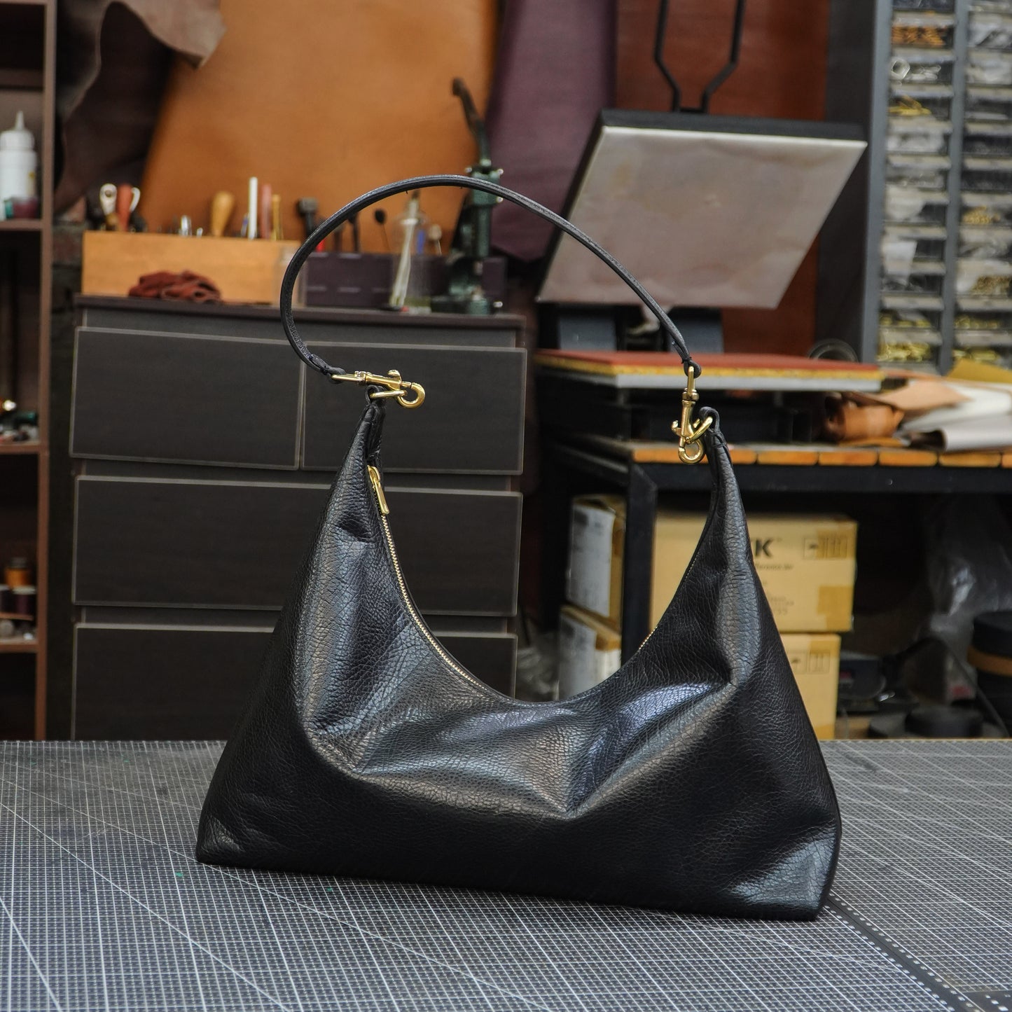 Ladies' cowhide single shoulder handbag