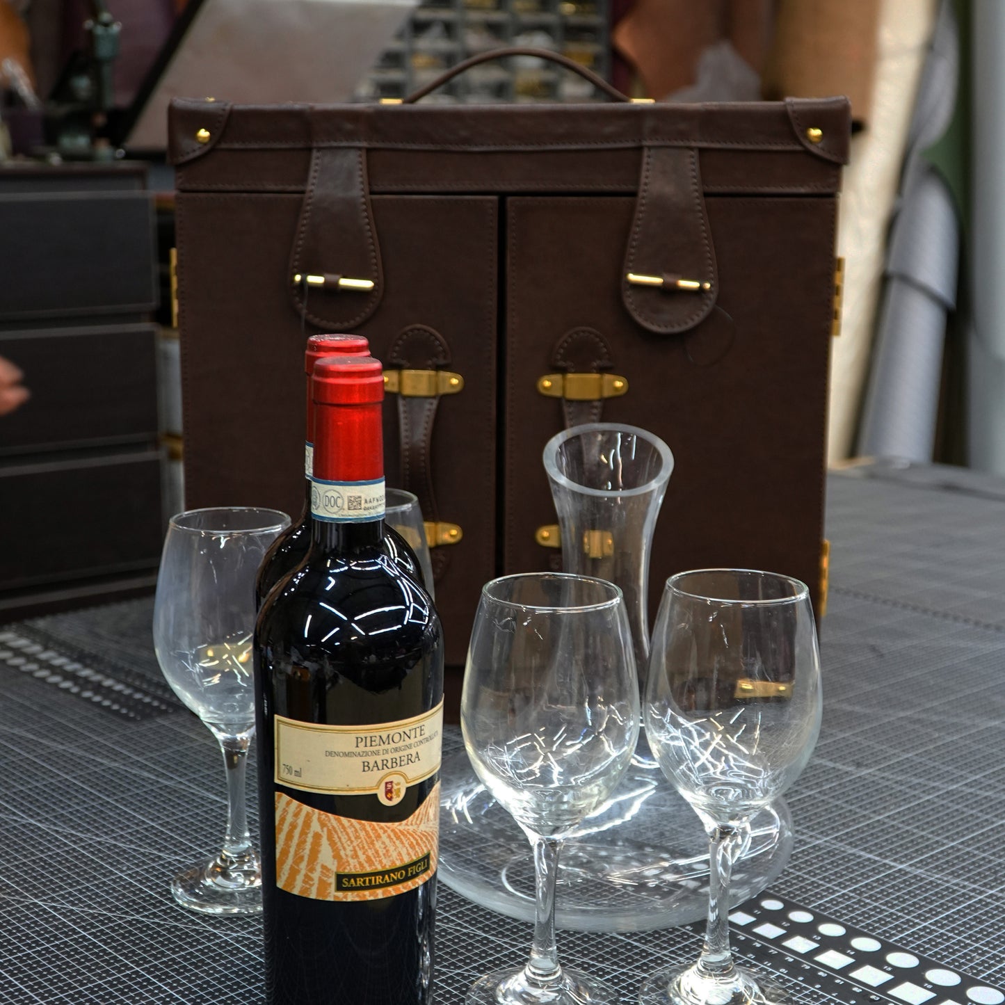 【Suitcase Pattern】 Handheld wine box made of solid wood and cowhide (wine box/wine and cup storage box) pattern