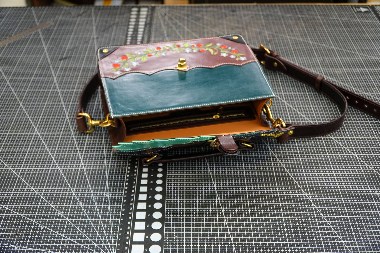 AI designed creative cowhide handbag with one shoulder and crossbody design