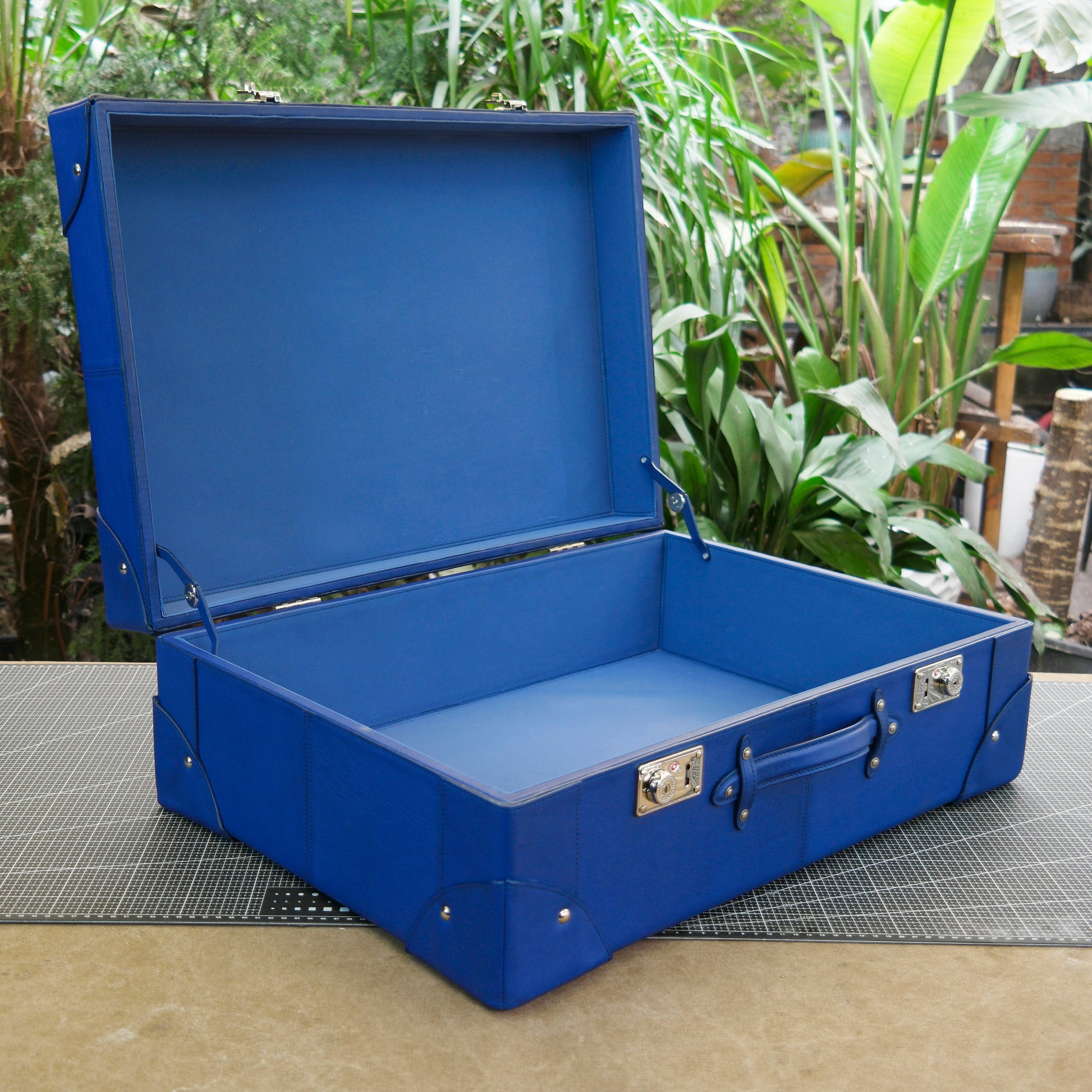 【PDF Pattern】 Cowhide solid wood suitcase pattern Box pattern Luggage bag/travel bag - a portable travel bag handmade from cowhide,A suit bag,Suit storage travel bag,Leather bag for suit,Canvas suit storage bag,Fitness bag-Bag Pattern