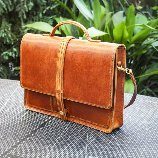 Messenger bag and office bag made of cowhide,Briefcase, laptop bag