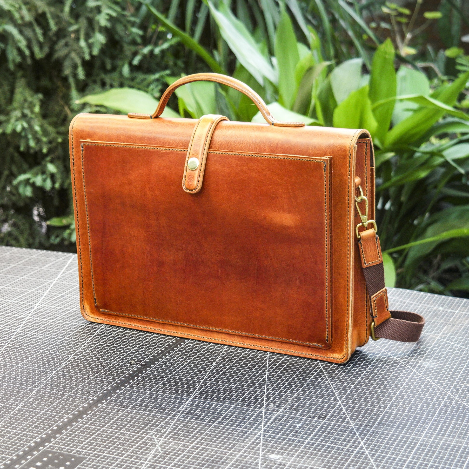 Messenger bag and office bag made of cowhide,Briefcase, laptop bag