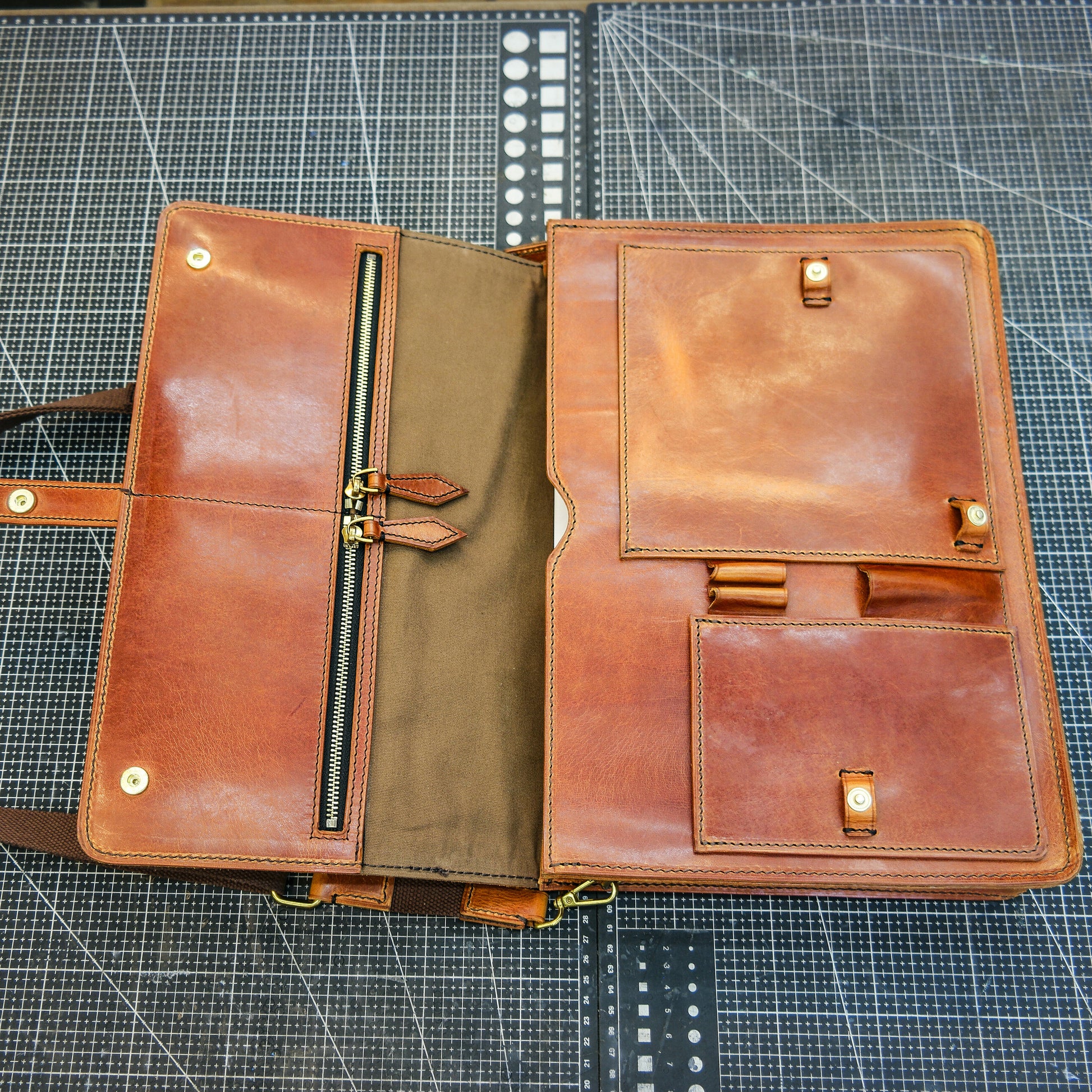 Messenger bag and office bag made of cowhide,Briefcase, laptop bag