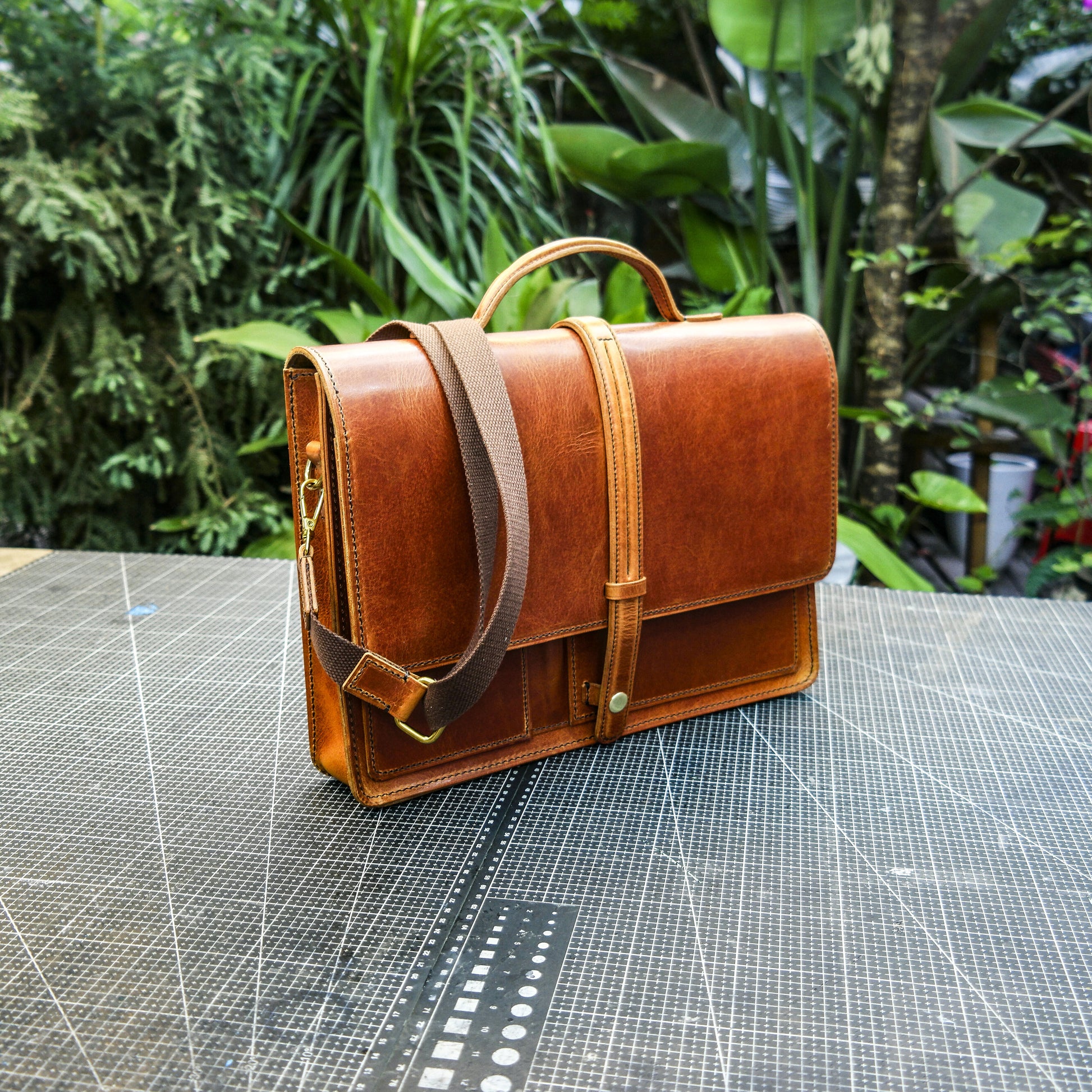 Messenger bag and office bag made of cowhide,Briefcase, laptop bag