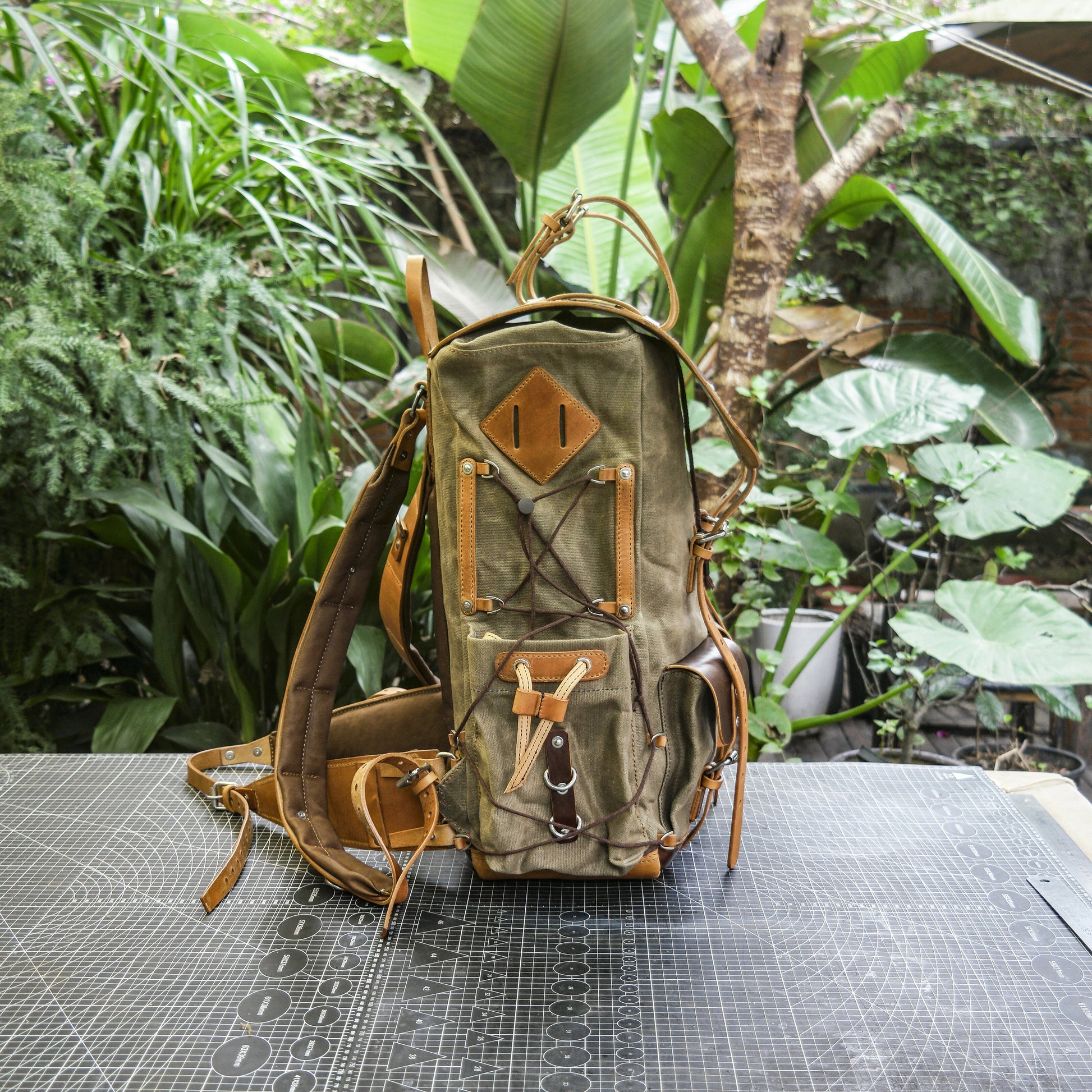 craftsman backpack green with leather on front and back Physical Patterns】Waxed canvas and leather backpack 35 liter handmade