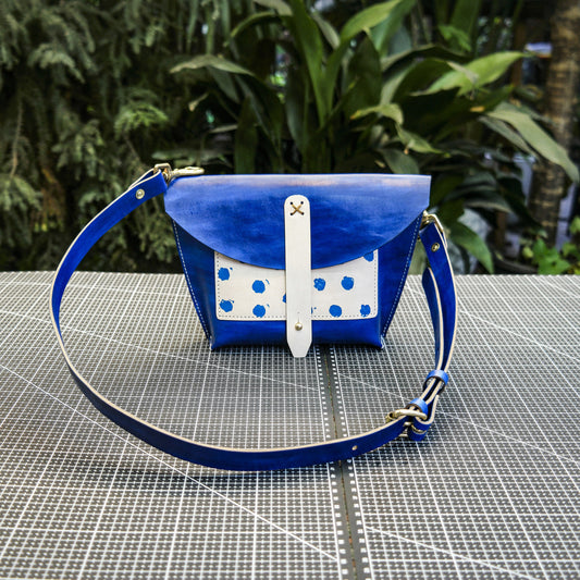 Handmade dyeing of vegetable tanned leather to create a creative one shoulder crossbody bag Pattern