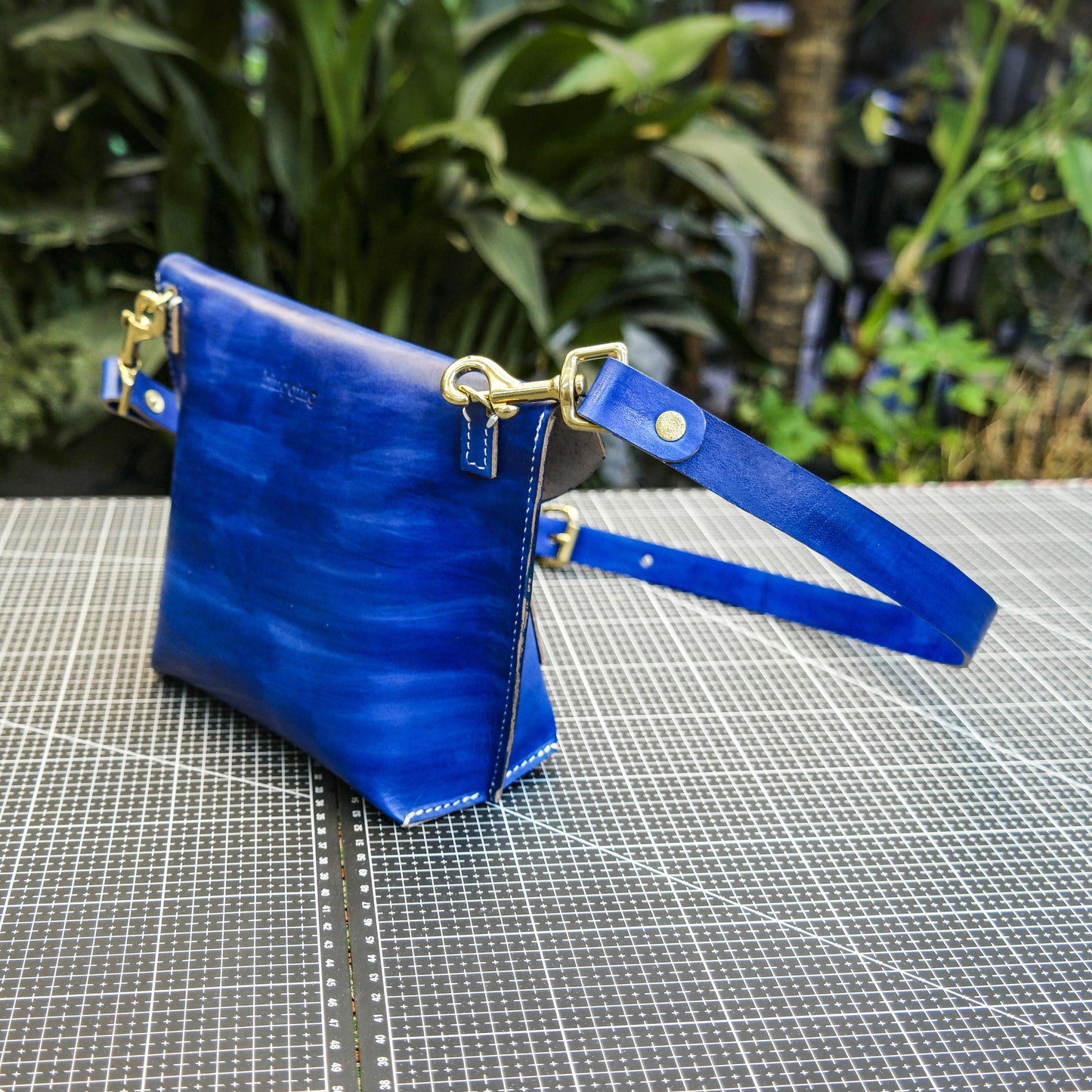 Handmade dyeing of vegetable tanned leather to create a creative one shoulder crossbody bag Pattern