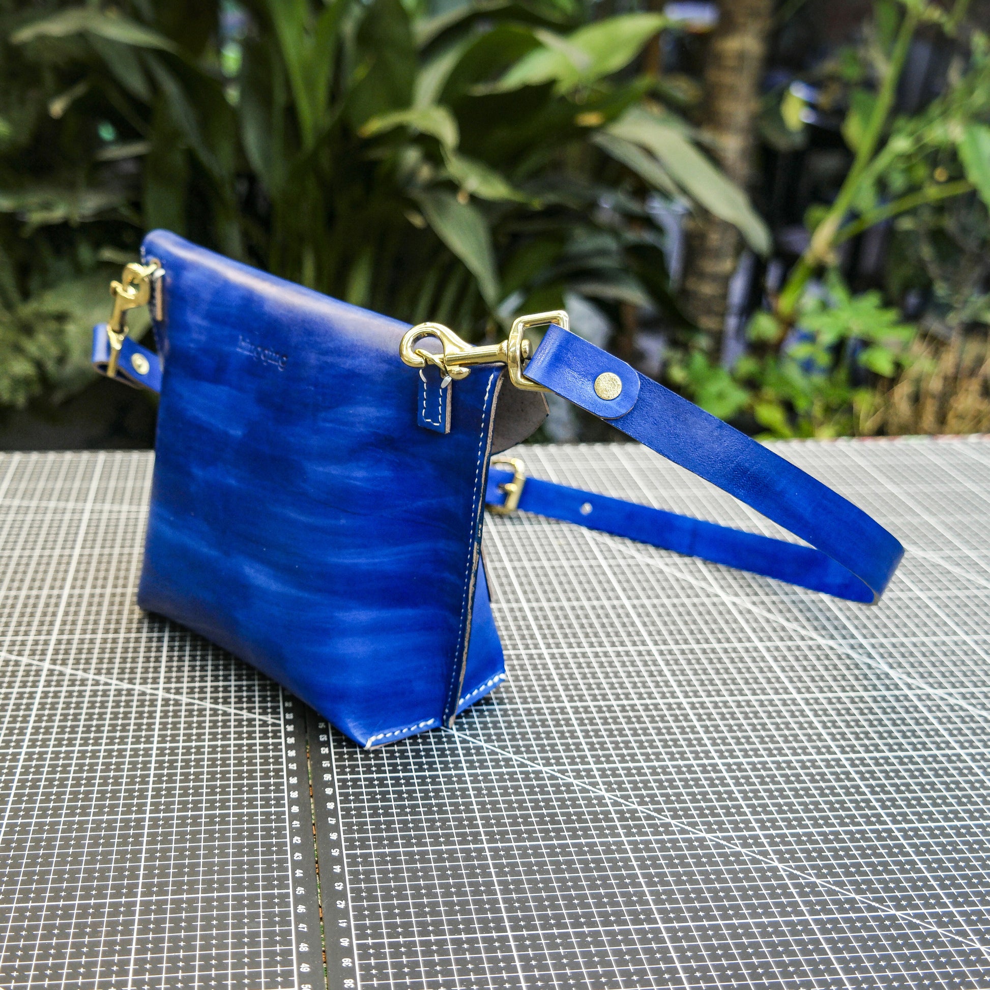 Handmade dyeing of vegetable tanned leather to create a creative one shoulder crossbody bag Pattern