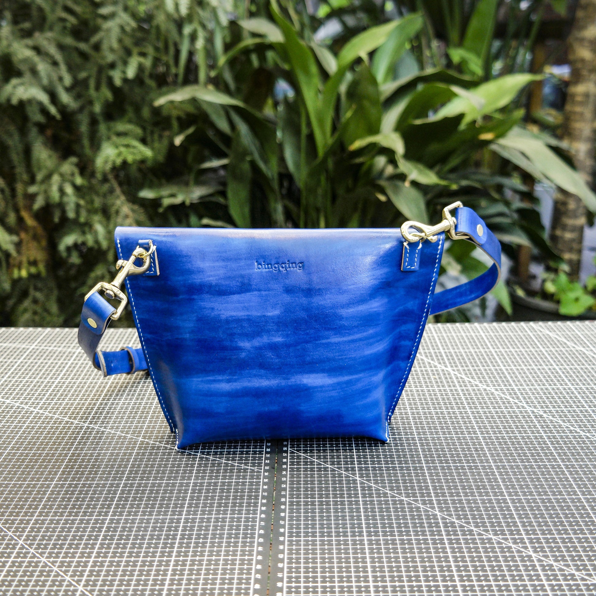 Handmade dyeing of vegetable tanned leather to create a creative one shoulder crossbody bag Pattern