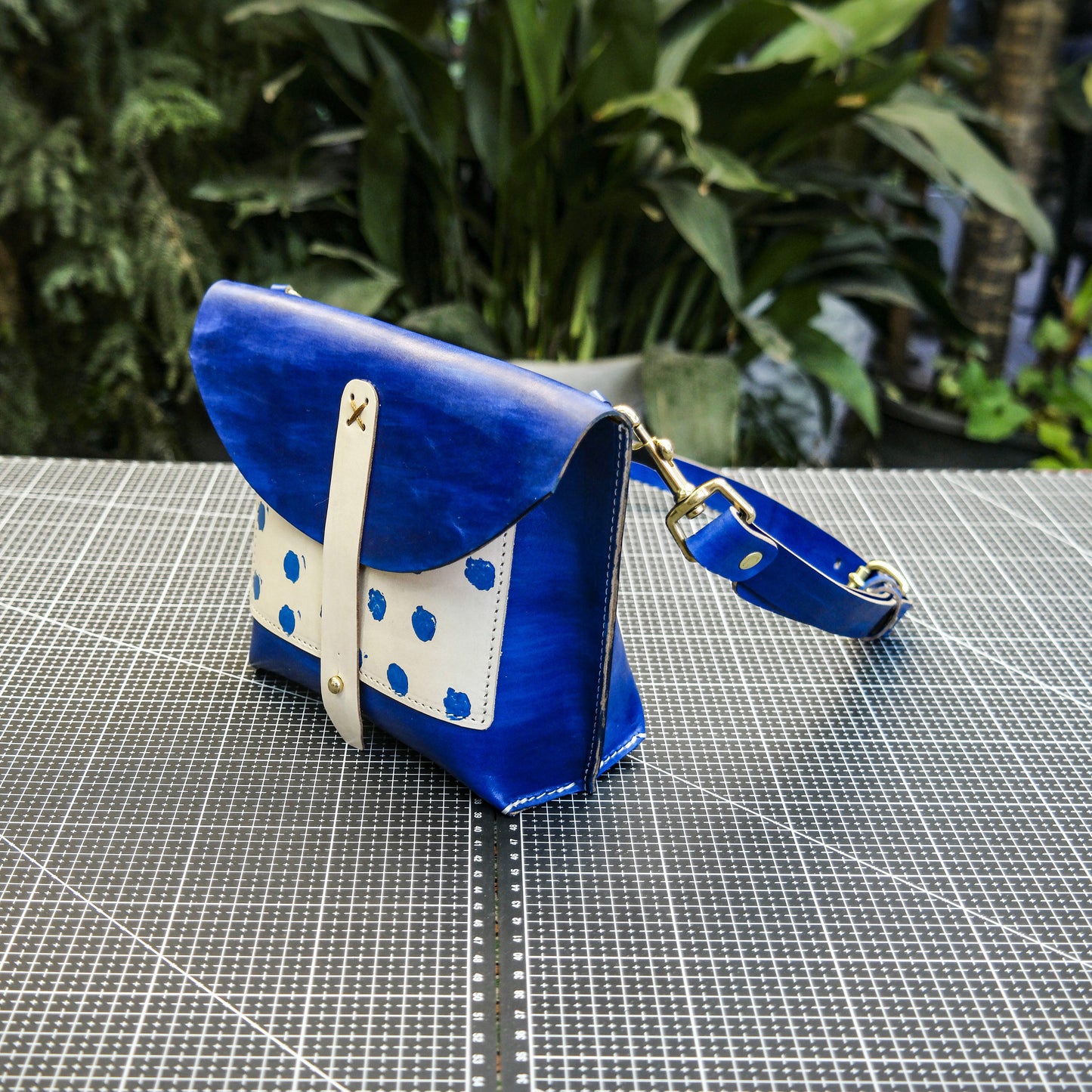 Handmade dyeing of vegetable tanned leather to create a creative one shoulder crossbody bag Pattern