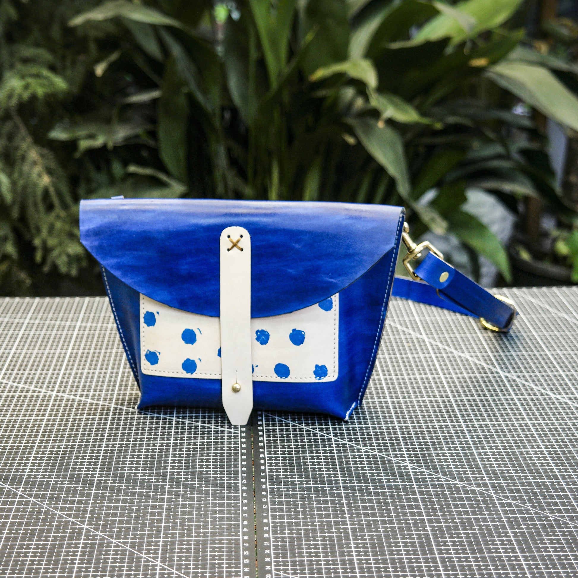 Handmade dyeing of vegetable tanned leather to create a creative one shoulder crossbody bag Pattern