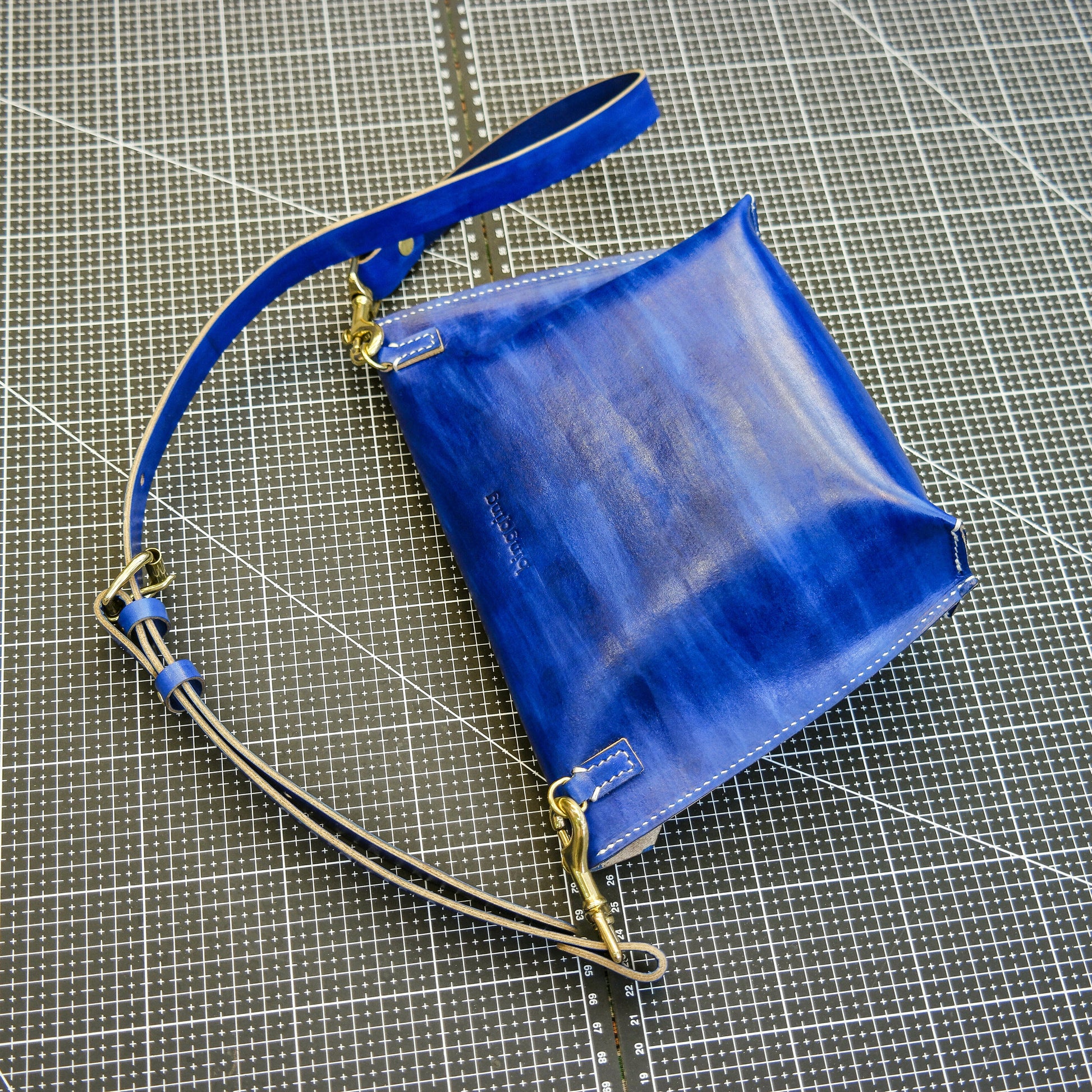 Handmade dyeing of vegetable tanned leather to create a creative one shoulder crossbody bag Pattern
