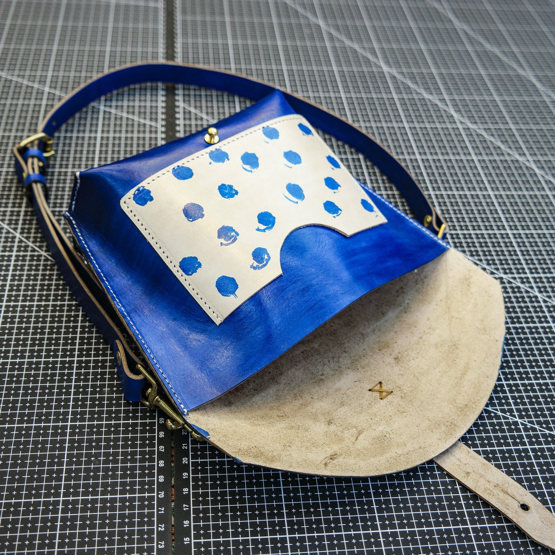 Handmade dyeing of vegetable tanned leather to create a creative one shoulder crossbody bag Pattern