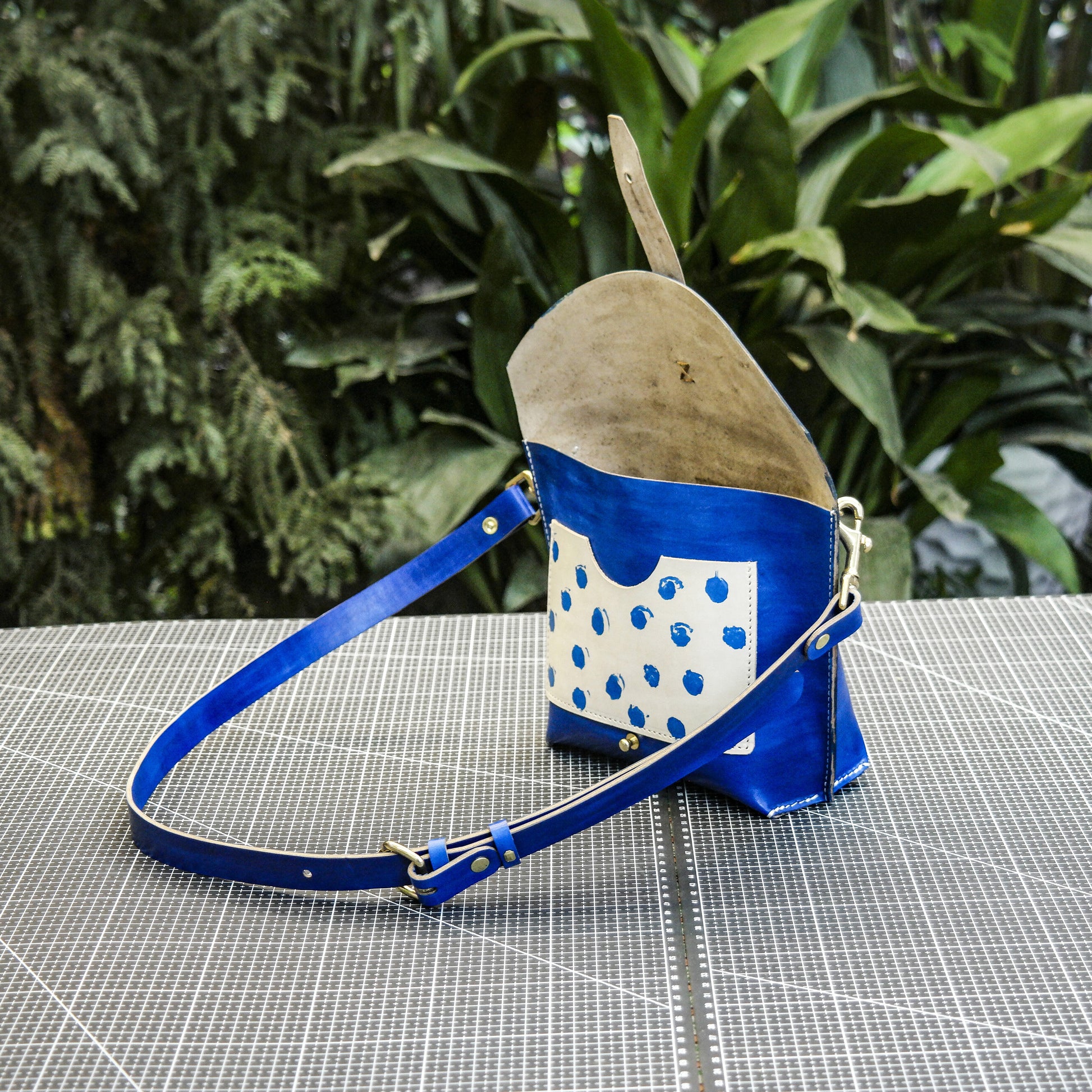 Handmade dyeing of vegetable tanned leather to create a creative one shoulder crossbody bag Pattern