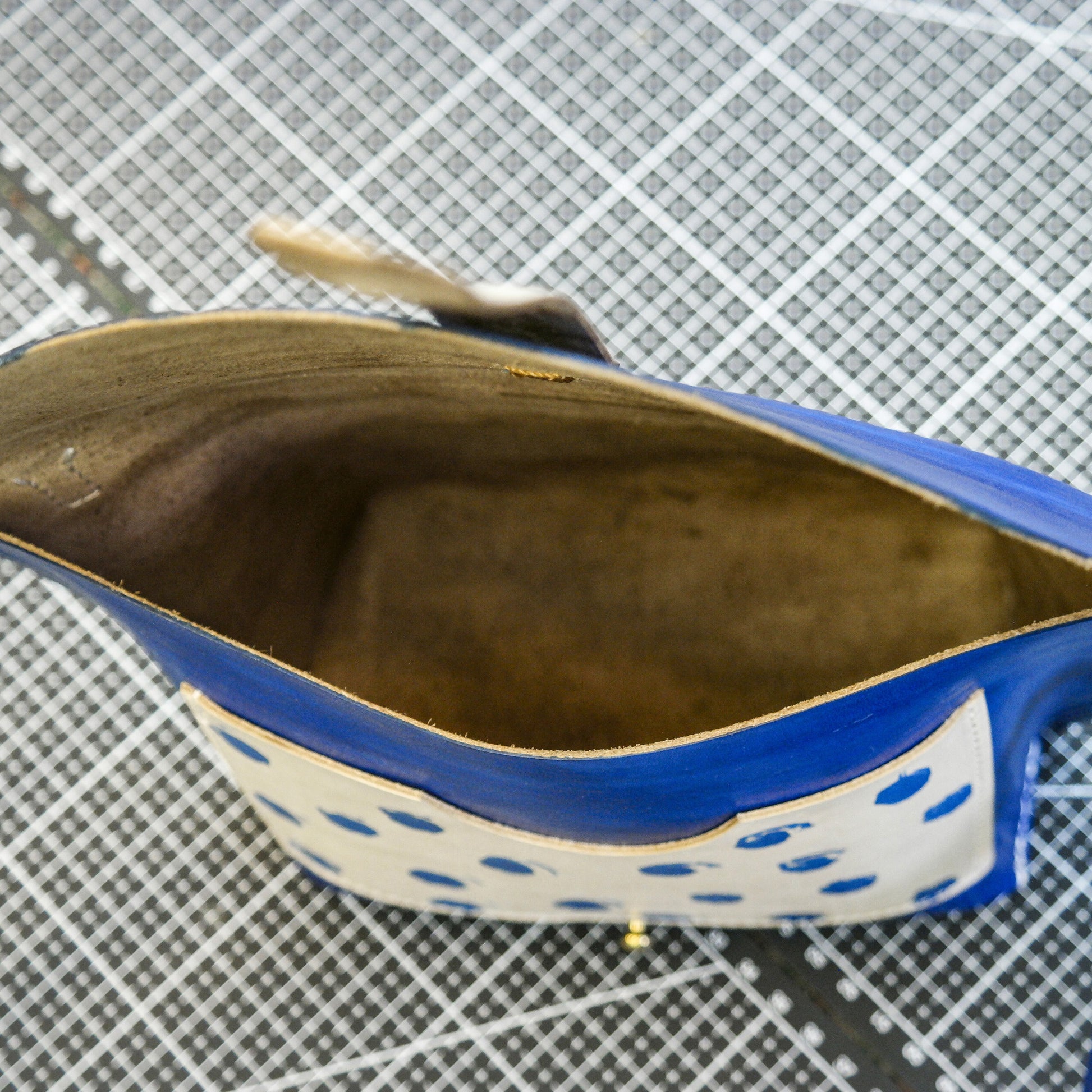 Handmade dyeing of vegetable tanned leather to create a creative one shoulder crossbody bag Pattern