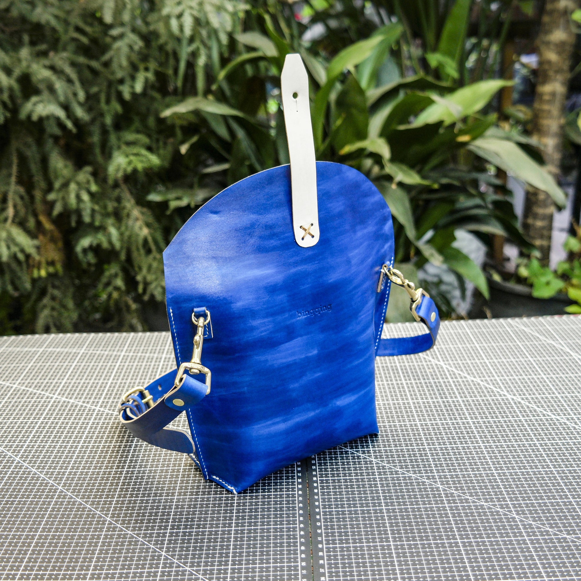 Handmade dyeing of vegetable tanned leather to create a creative one shoulder crossbody bag Pattern