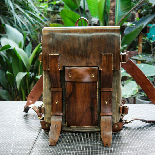 Plant tanned cowhide handmade coloring+oil wax canvas=Retro backpack