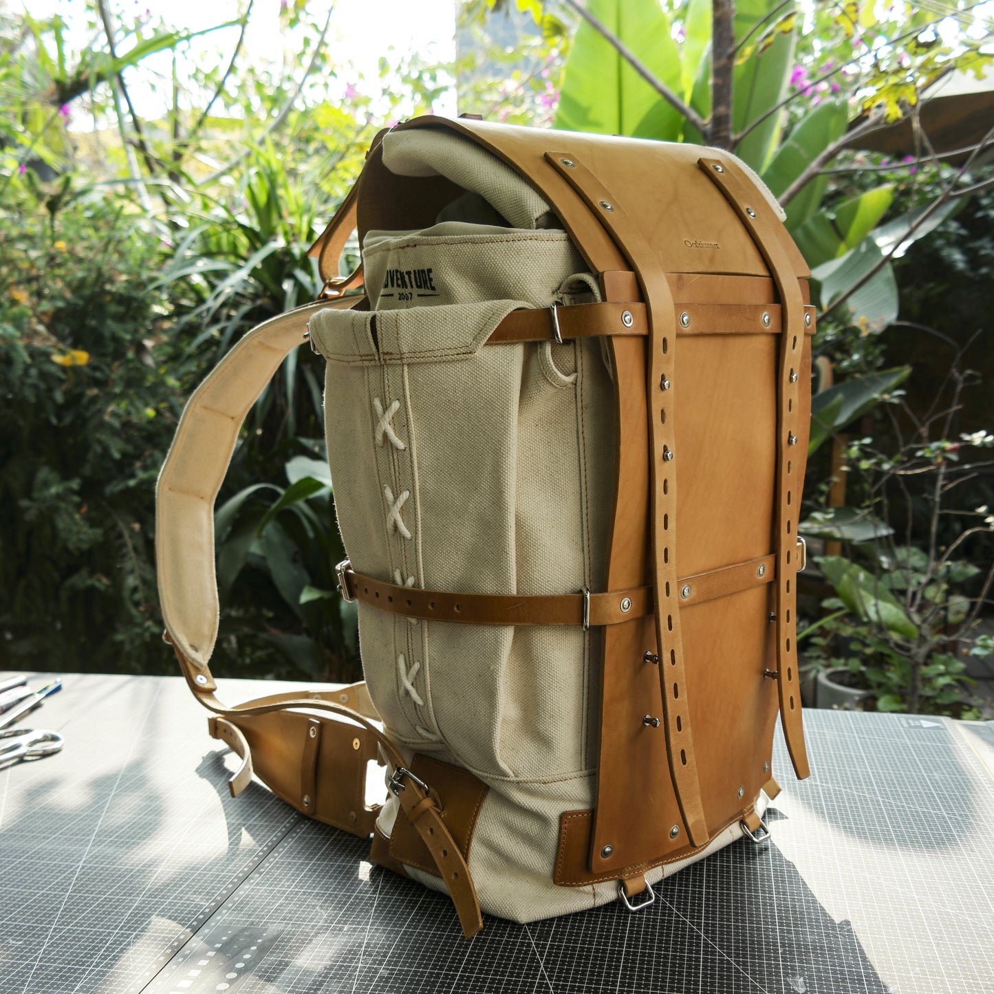 Canvas and leather 45 liter ski backpack, suitable for travel, camping, hunting, skiing, hiking