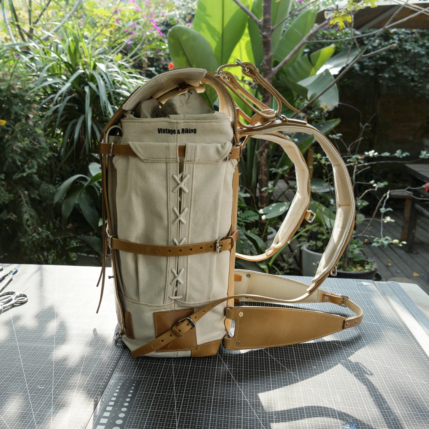 Canvas and leather 45 liter ski backpack, suitable for travel, camping, hunting, skiing, hiking