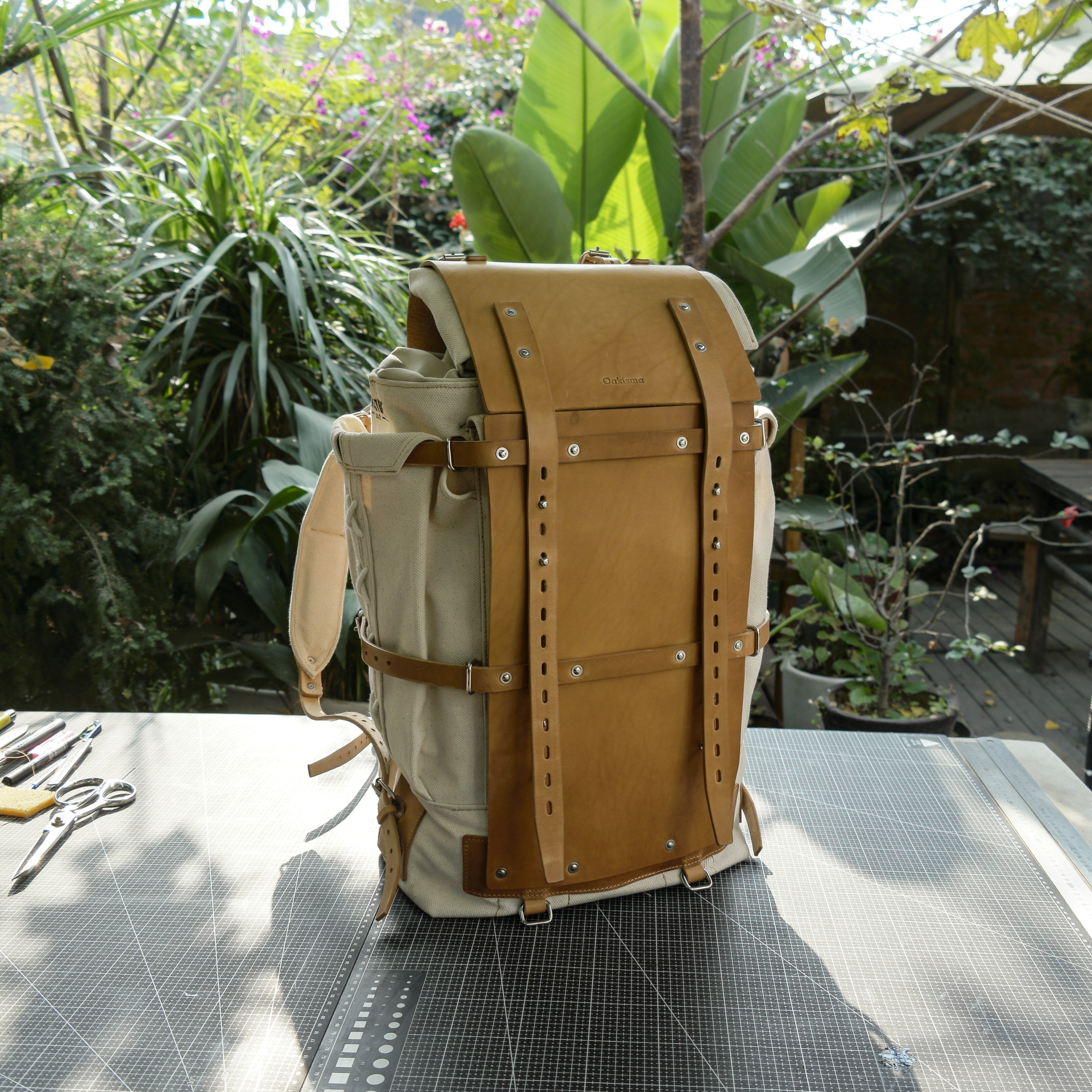 Canvas and leather 45 liter ski backpack, suitable for travel, camping