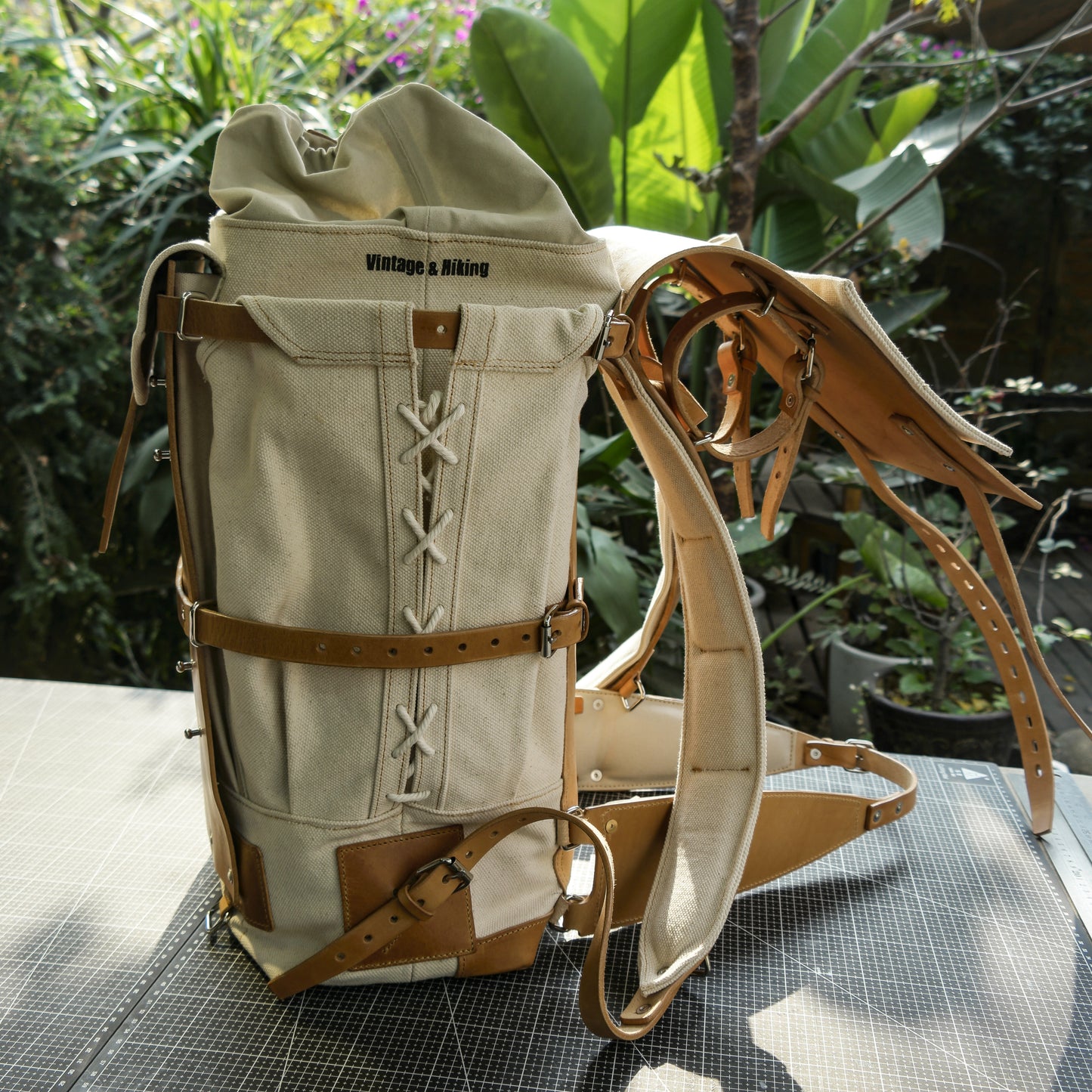 Canvas and leather 45 liter ski backpack, suitable for travel, camping, hunting, skiing, hiking