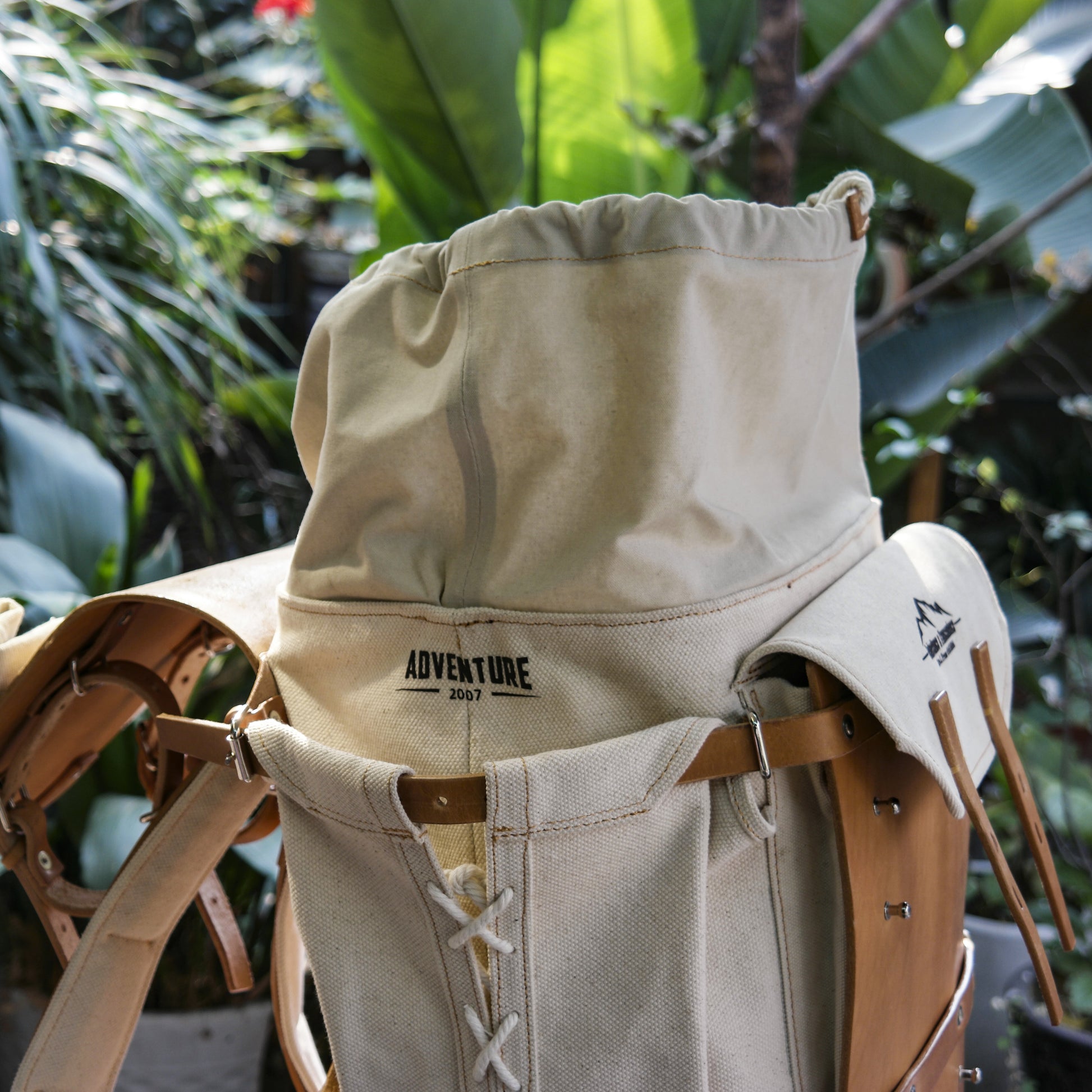 Canvas and leather 45 liter ski backpack, suitable for travel, camping, hunting, skiing, hiking