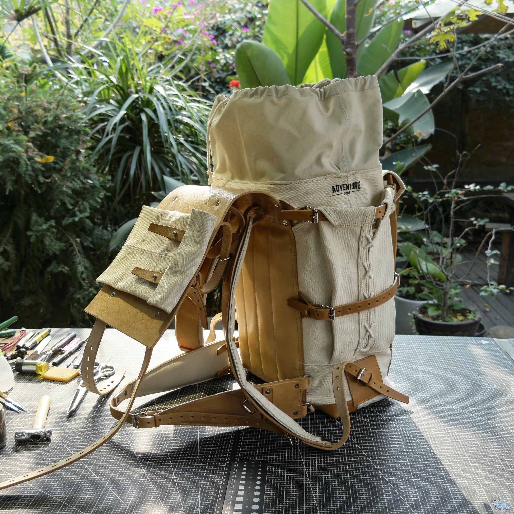 Canvas and leather 45 liter ski backpack, suitable for travel, camping, hunting, skiing, hiking