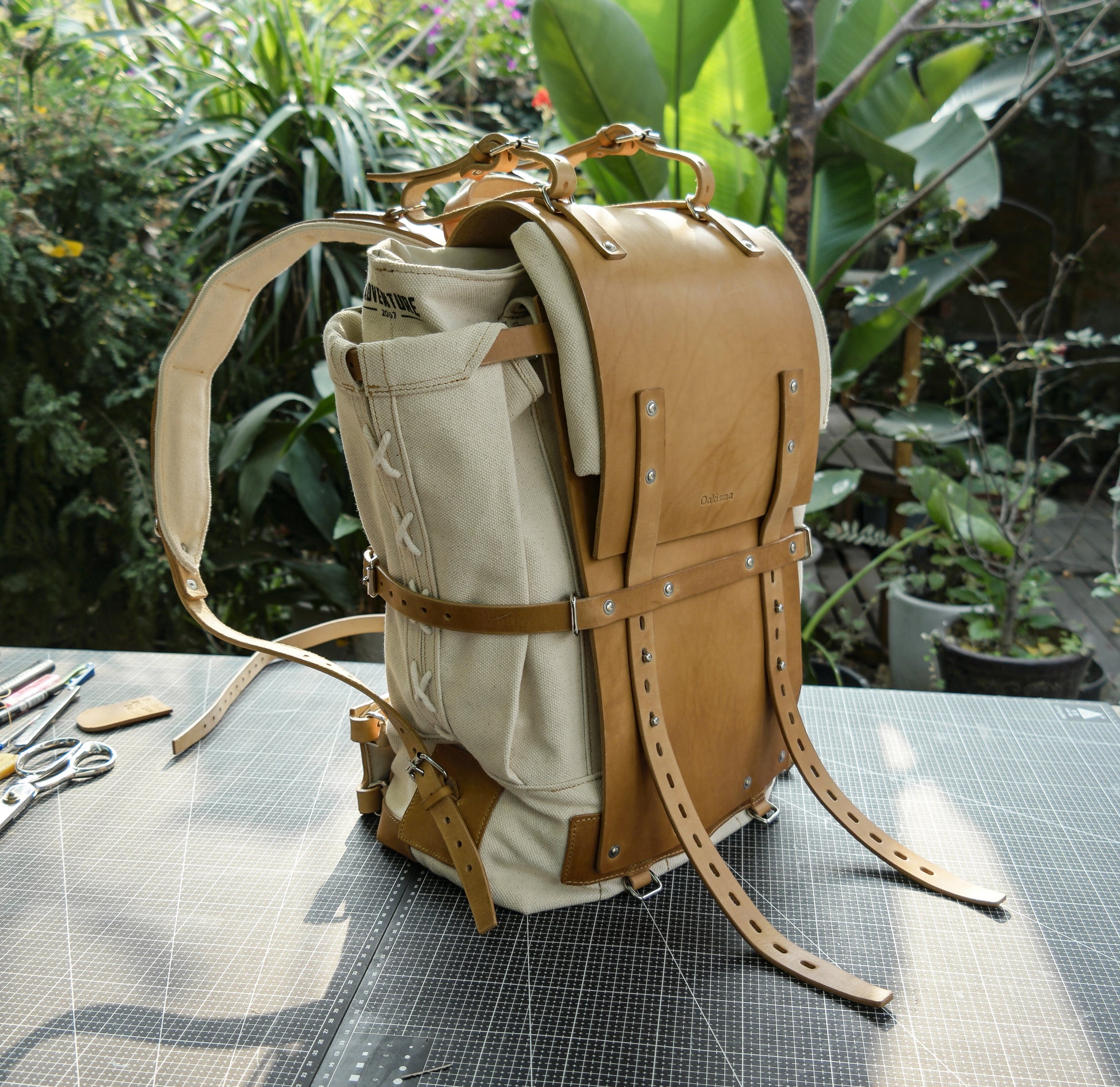 Canvas and leather 45 liter ski backpack, suitable for travel, camping, hunting, skiing, hiking