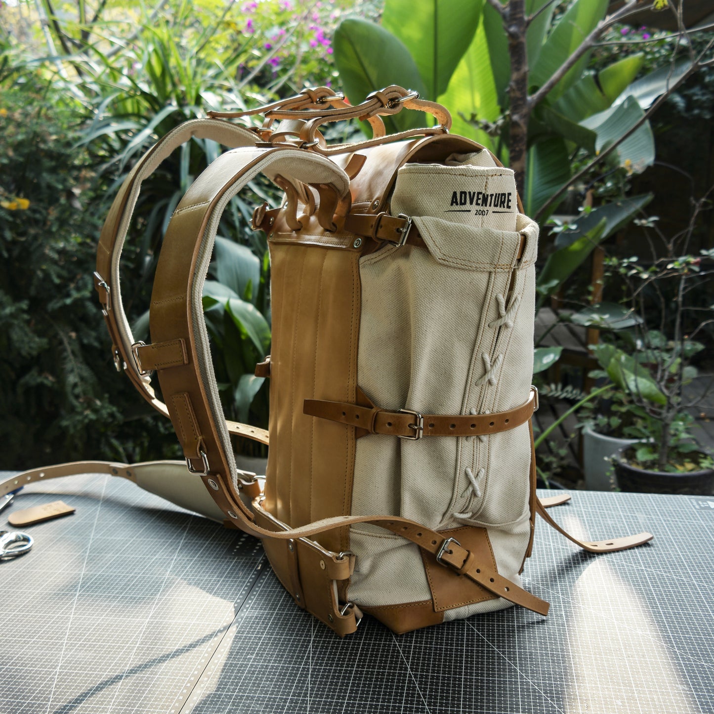 Canvas and leather 45 liter ski backpack, suitable for travel, camping, hunting, skiing, hiking