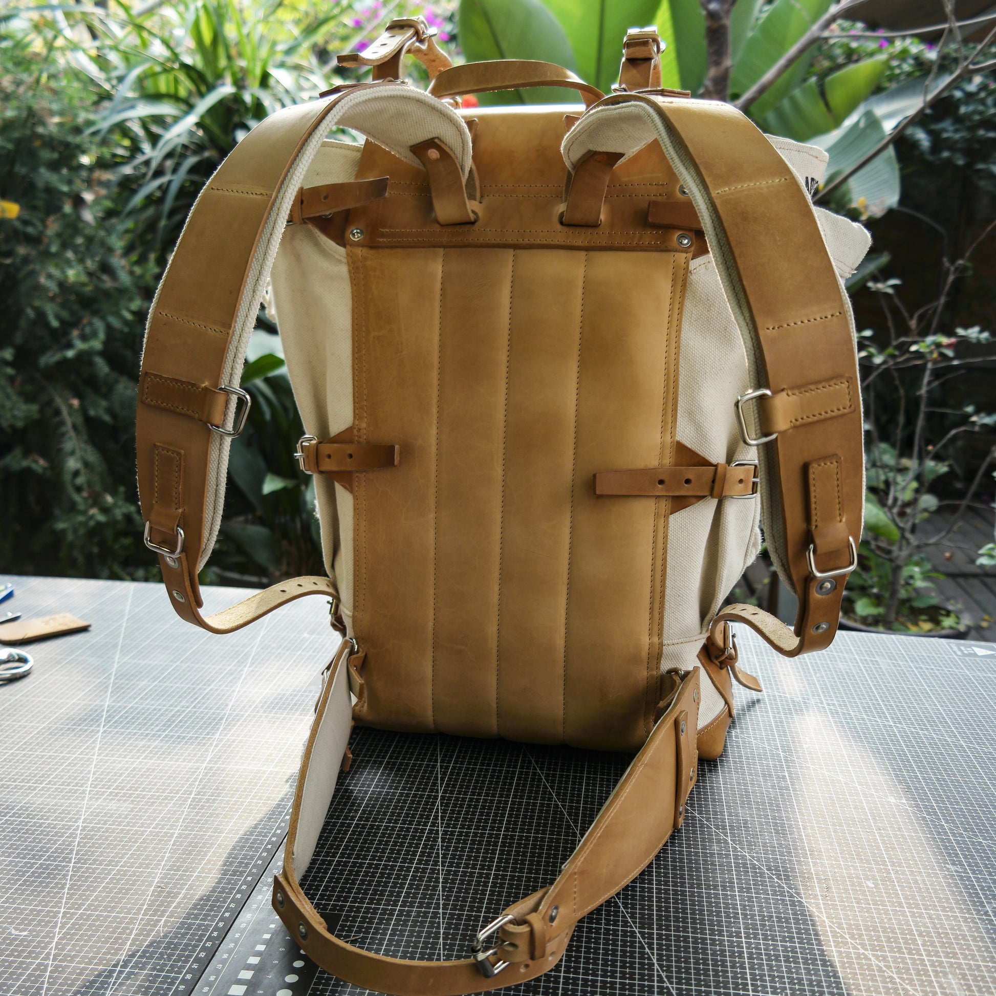 Canvas and leather 45 liter ski backpack, suitable for travel, camping, hunting, skiing, hiking