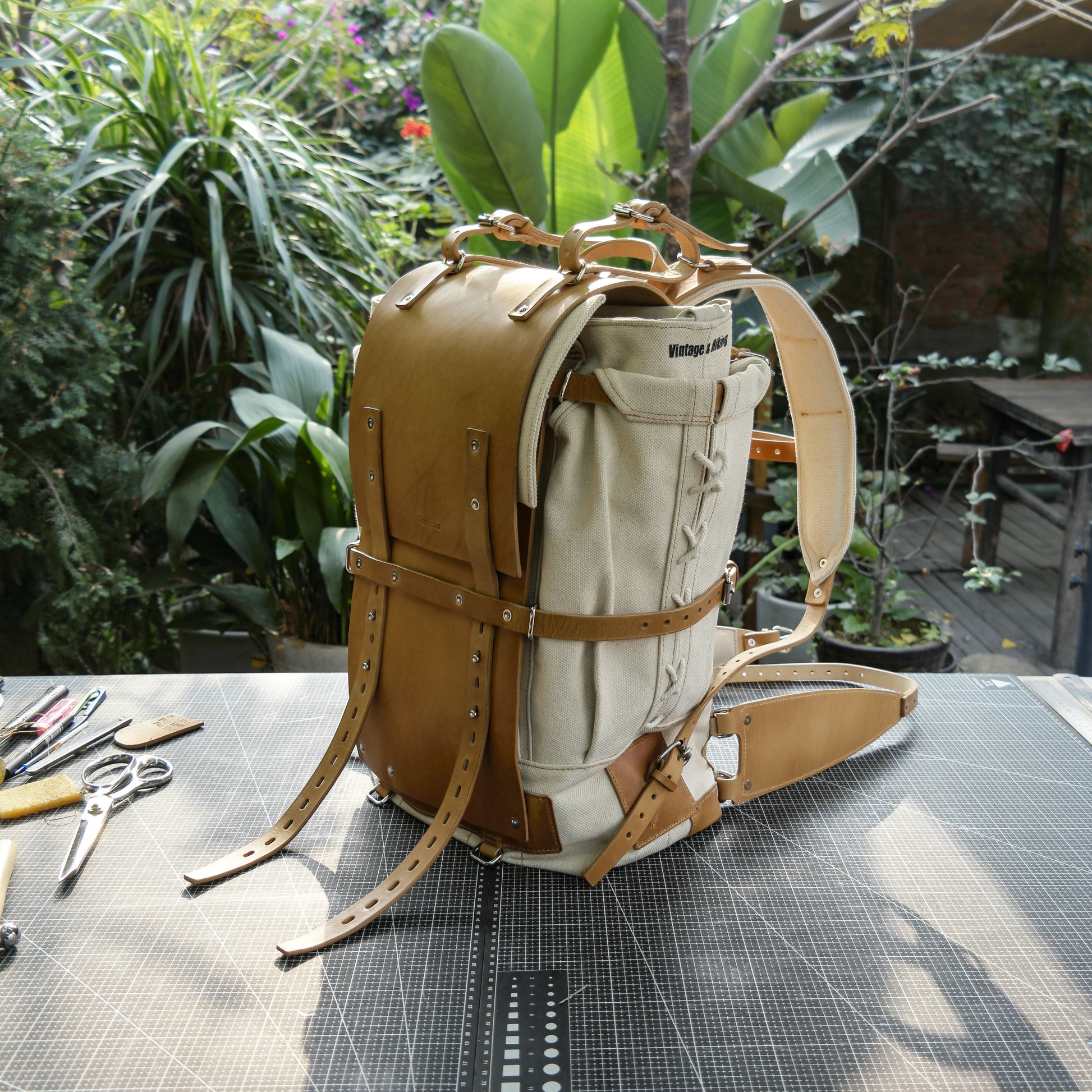 Canvas and leather 45 liter ski backpack, suitable for travel, camping, hunting, skiing, hiking