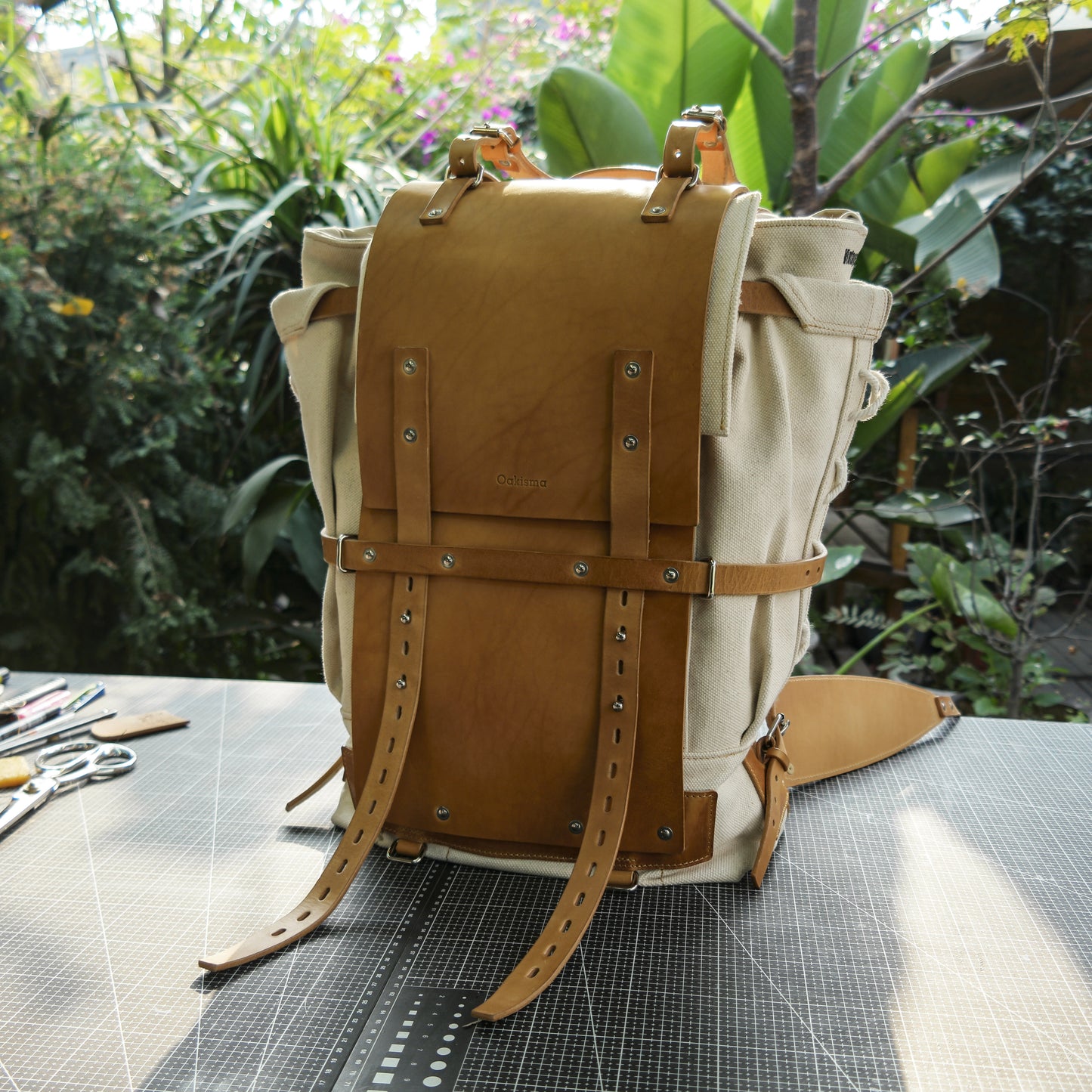 Canvas and leather 45 liter ski backpack, suitable for travel, camping, hunting, skiing, hiking