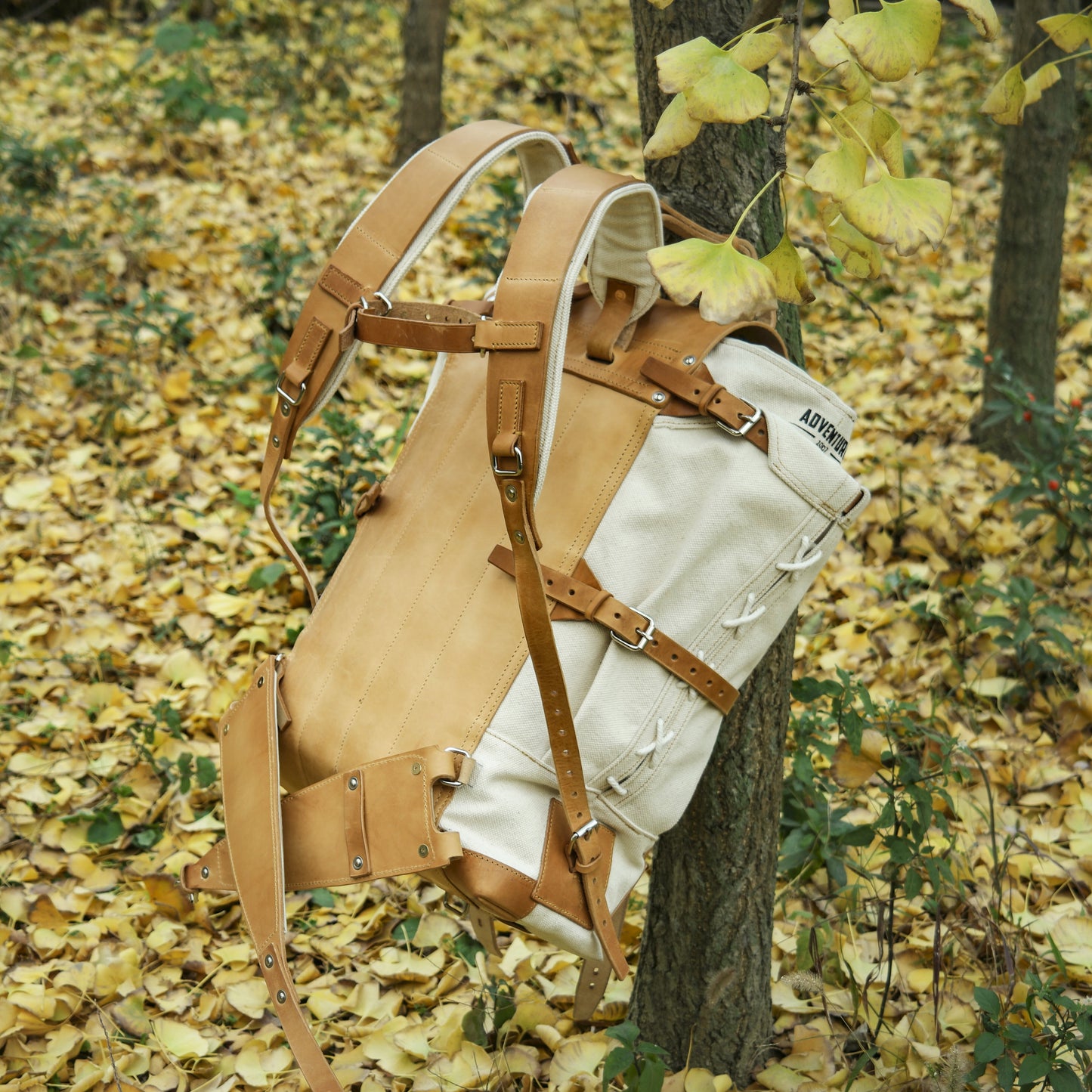 Canvas and leather 45 liter ski backpack, suitable for travel, camping, hunting, skiing, hiking
