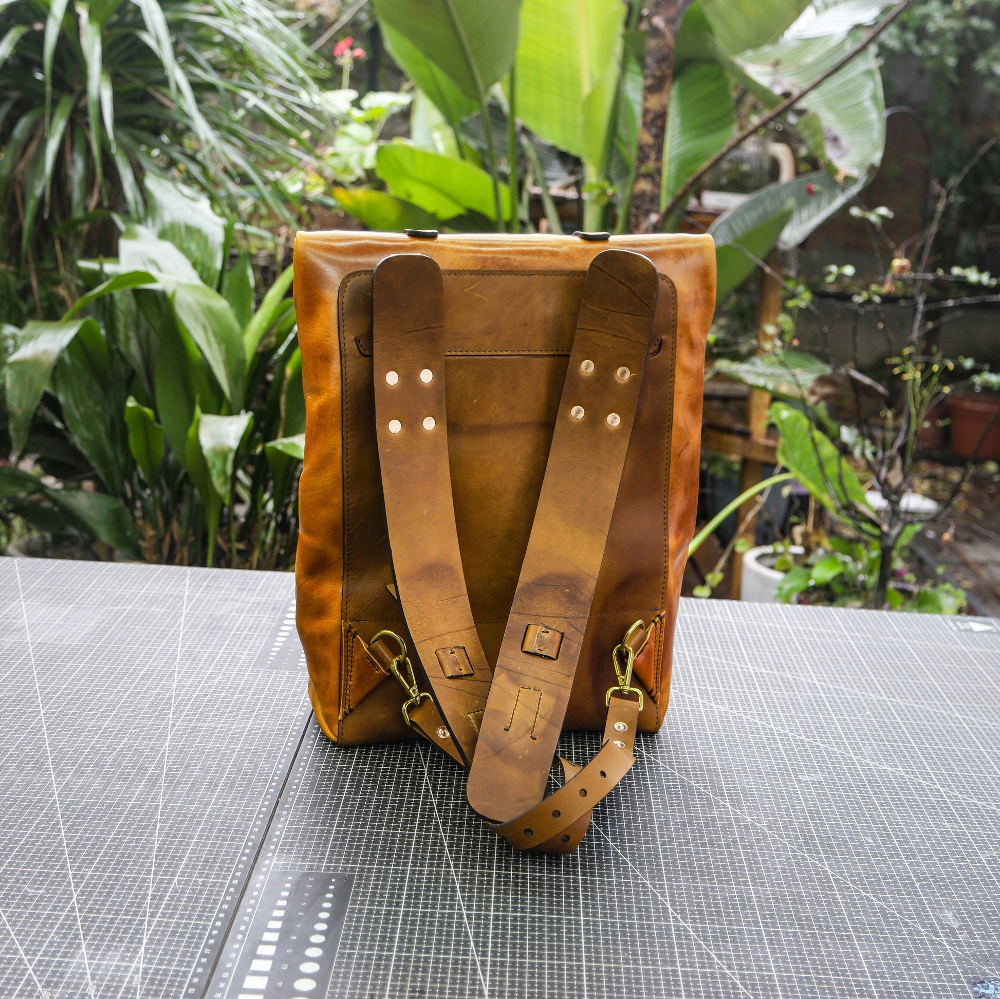 【PDF PatteGolden chrome tanned cowhide backpack