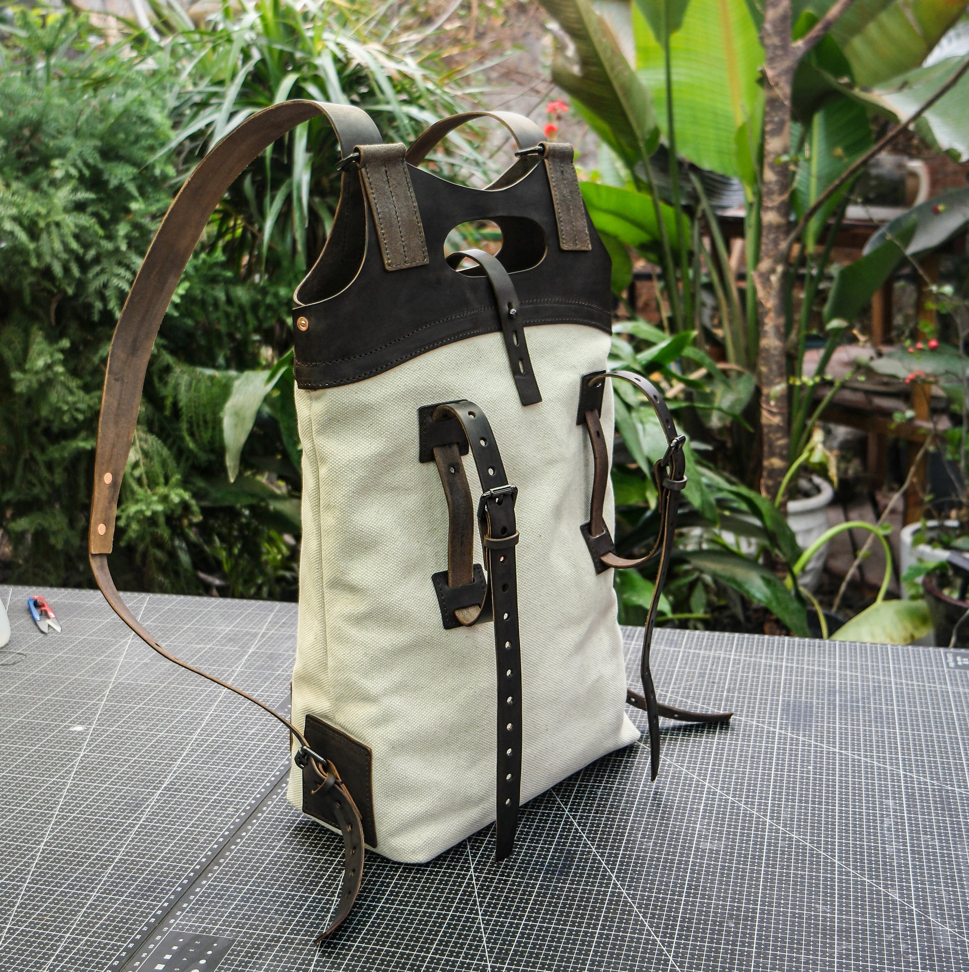 craftsman backpack green with leather on front and back PDF Pattern】Canvas and plant tanned leather backpack pattern SG-74#