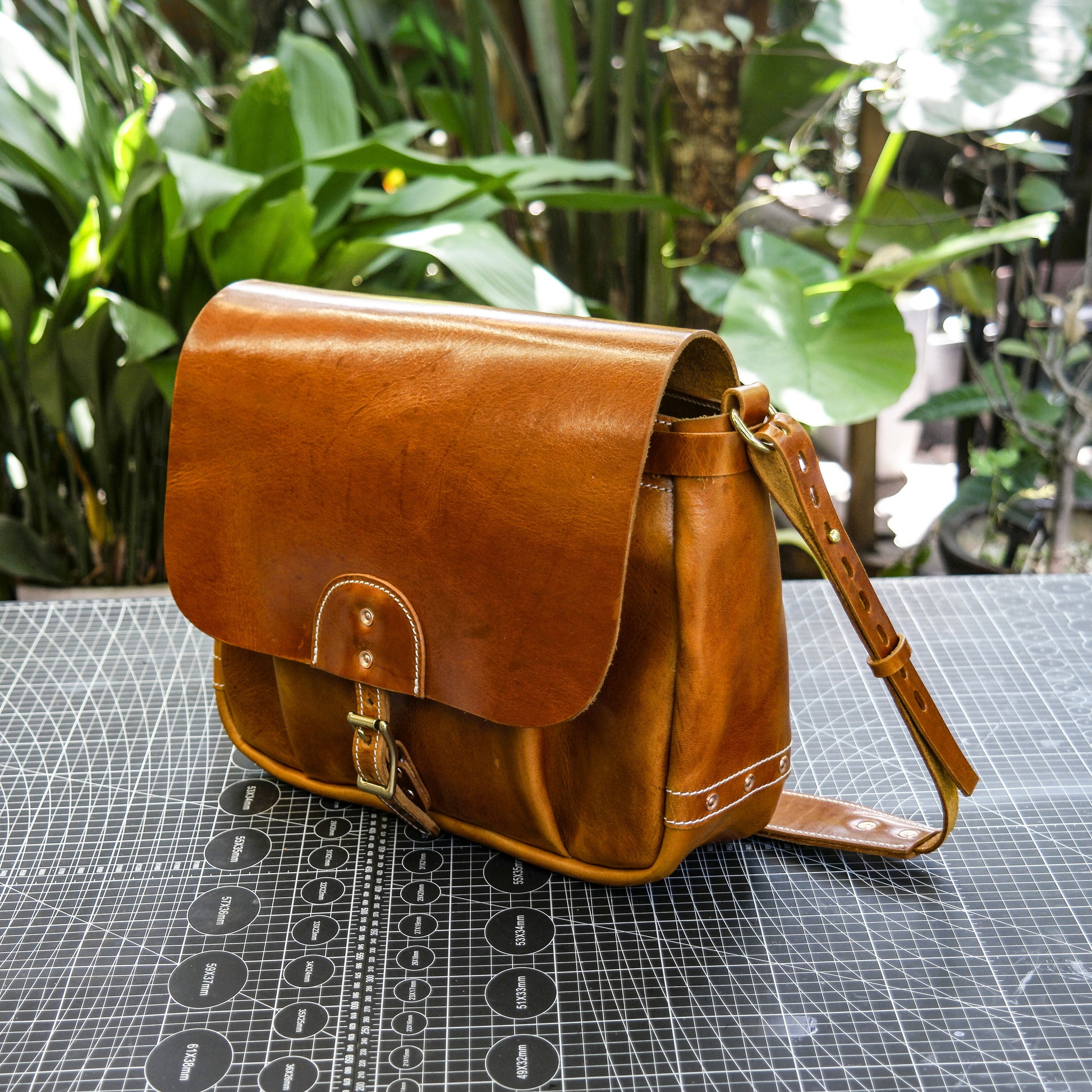 Cowhide messenger bag and Leather crossbody bag，Office bag made of cowhide,Briefcase, laptop bag