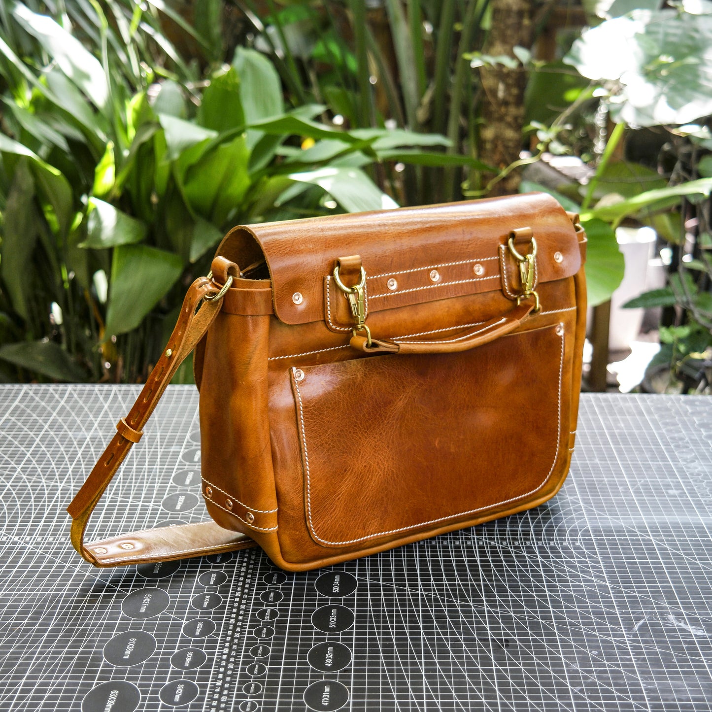 Cowhide messenger bag and Leather crossbody bag，Office bag made of cowhide,Briefcase, laptop bag