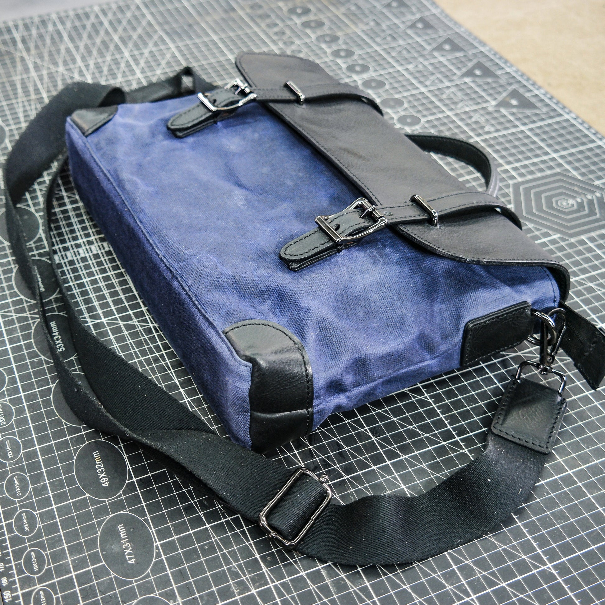 【PDF Pattern】Black vegetable tanned+blue waxed canvas men's and women's crossbody bag, bagPattern/Messenger Bag Pattern