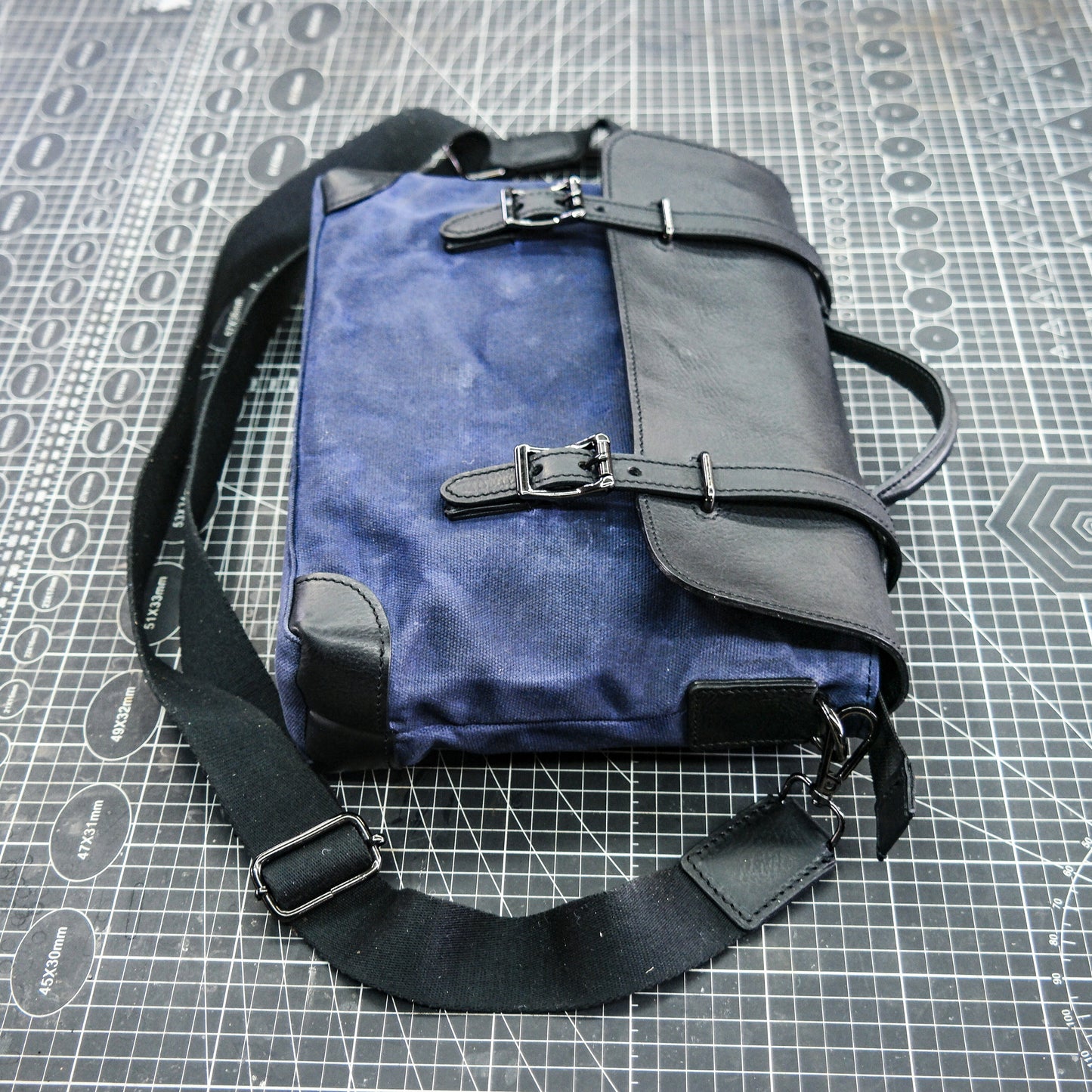 【PDF Pattern】Black vegetable tanned+blue waxed canvas men's and women's crossbody bag, bagPattern/Messenger Bag Pattern