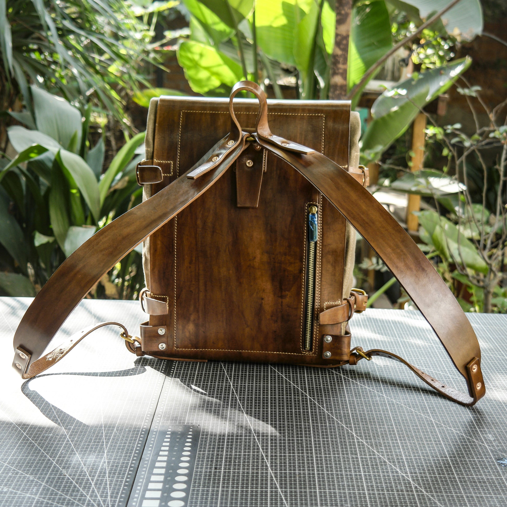 Plant tanned cowhide handmade coloring+oil wax canvas=Retro backpack